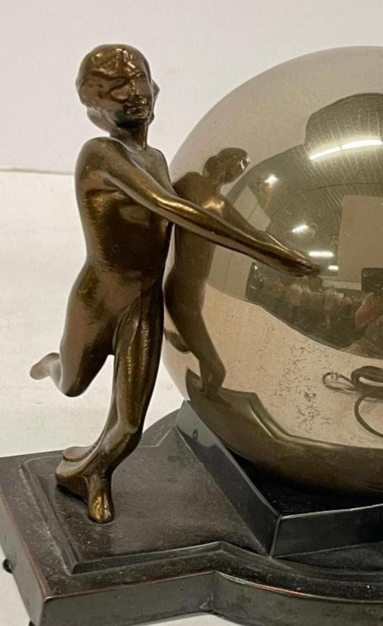 Américain Lampe de bureau Art Déco nue dansante avec globe en verre mercuré d'origine en vente