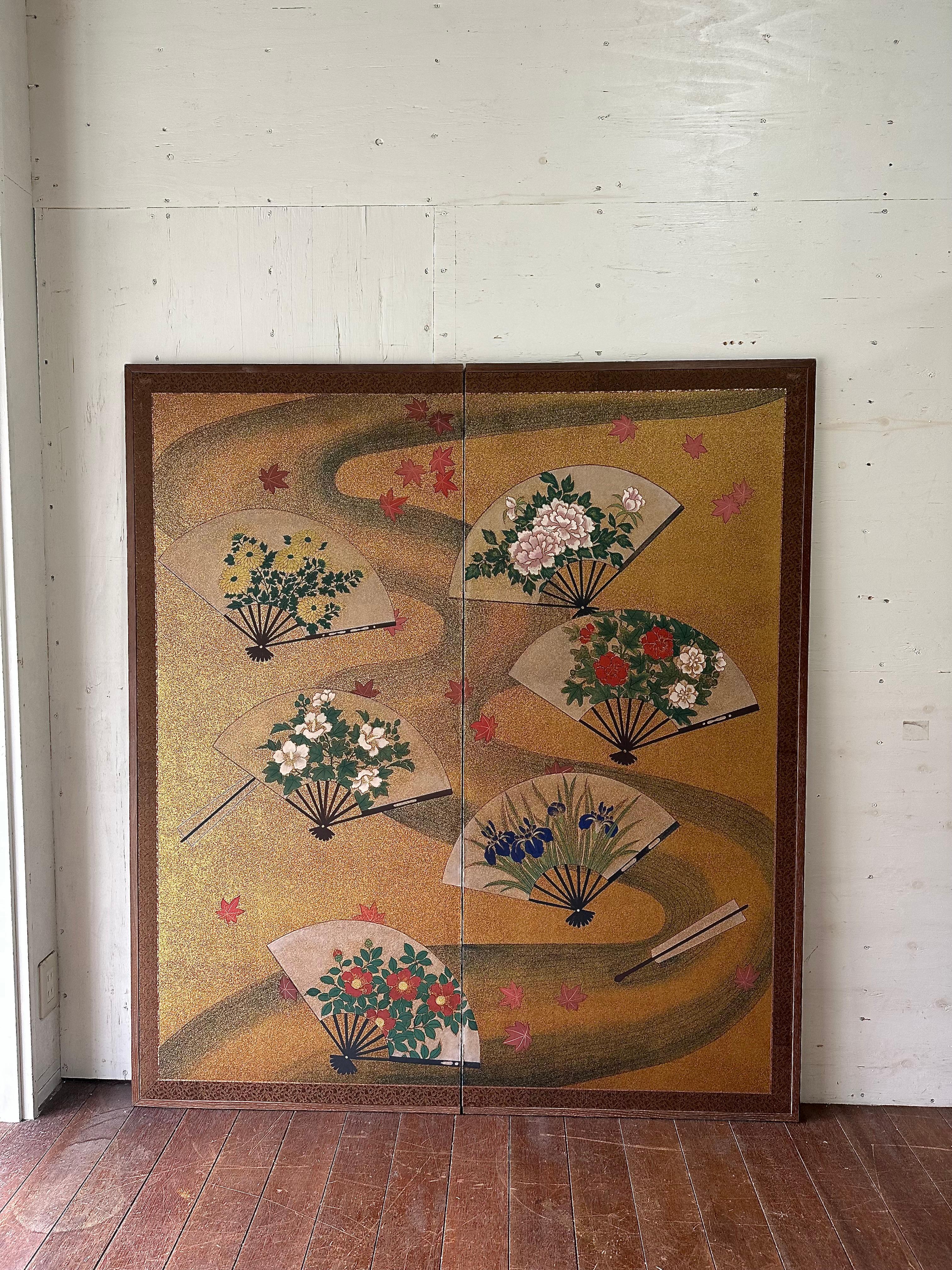 In der japanischen Kunst sind Faltfächer (ōgi) Symbole für Wohlstand und den sich entfaltenden Lebensweg, da sich ihre Form wie eine Reise zu neuen Horizonten ausweitet. Jeder Fächer auf diesem Paravent trägt Blüten mit reicher Bedeutung:
