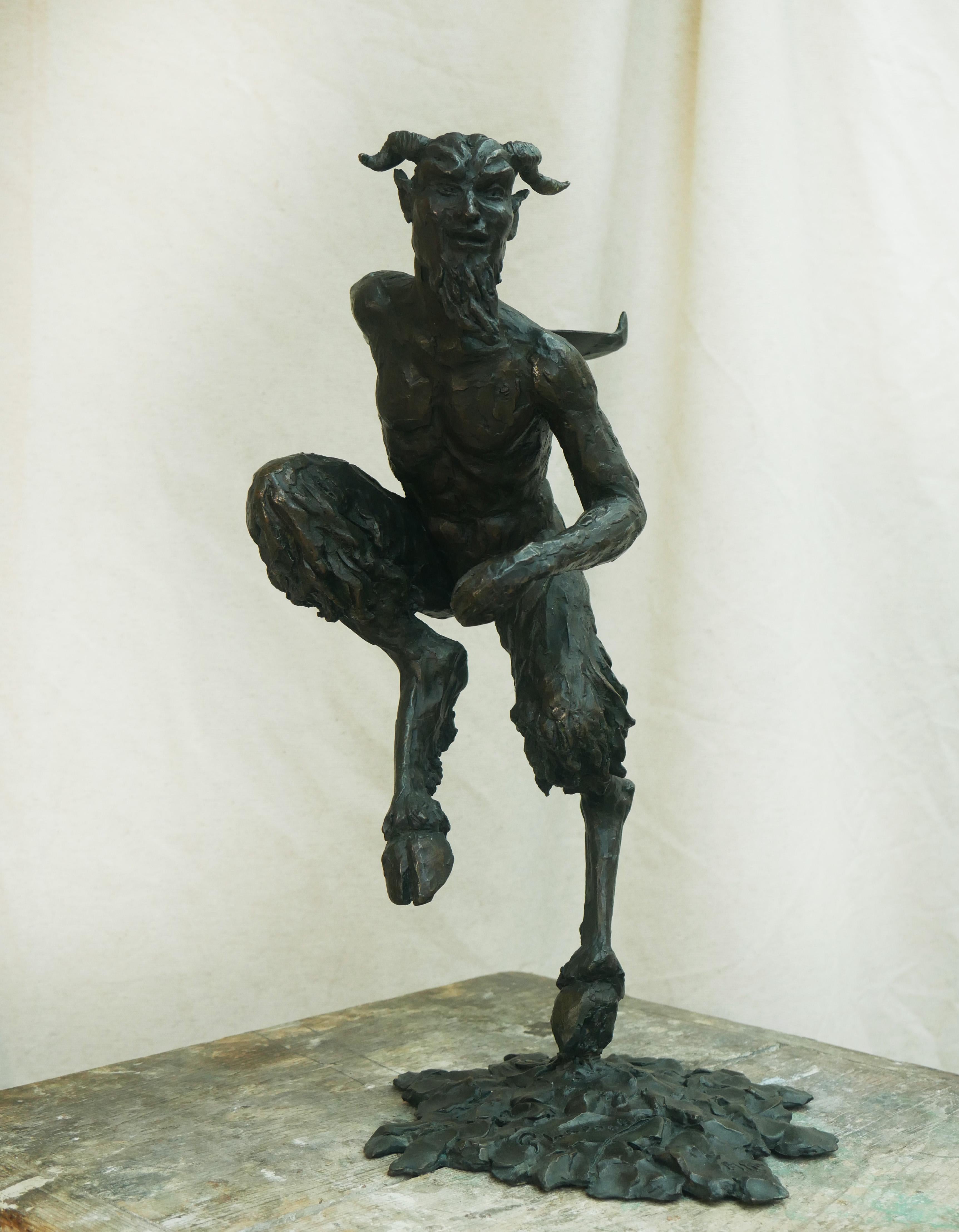 Fauno danzante con portacandele.
Materiali: Bronzo patinato marrone, firmato e giustificato EA sulla base.
Realizzato in Francia da Patrick Laroche, premio Meilleur Ouvrier de France nella categoria Sculptor Practitioner.
Peso: 8 kg