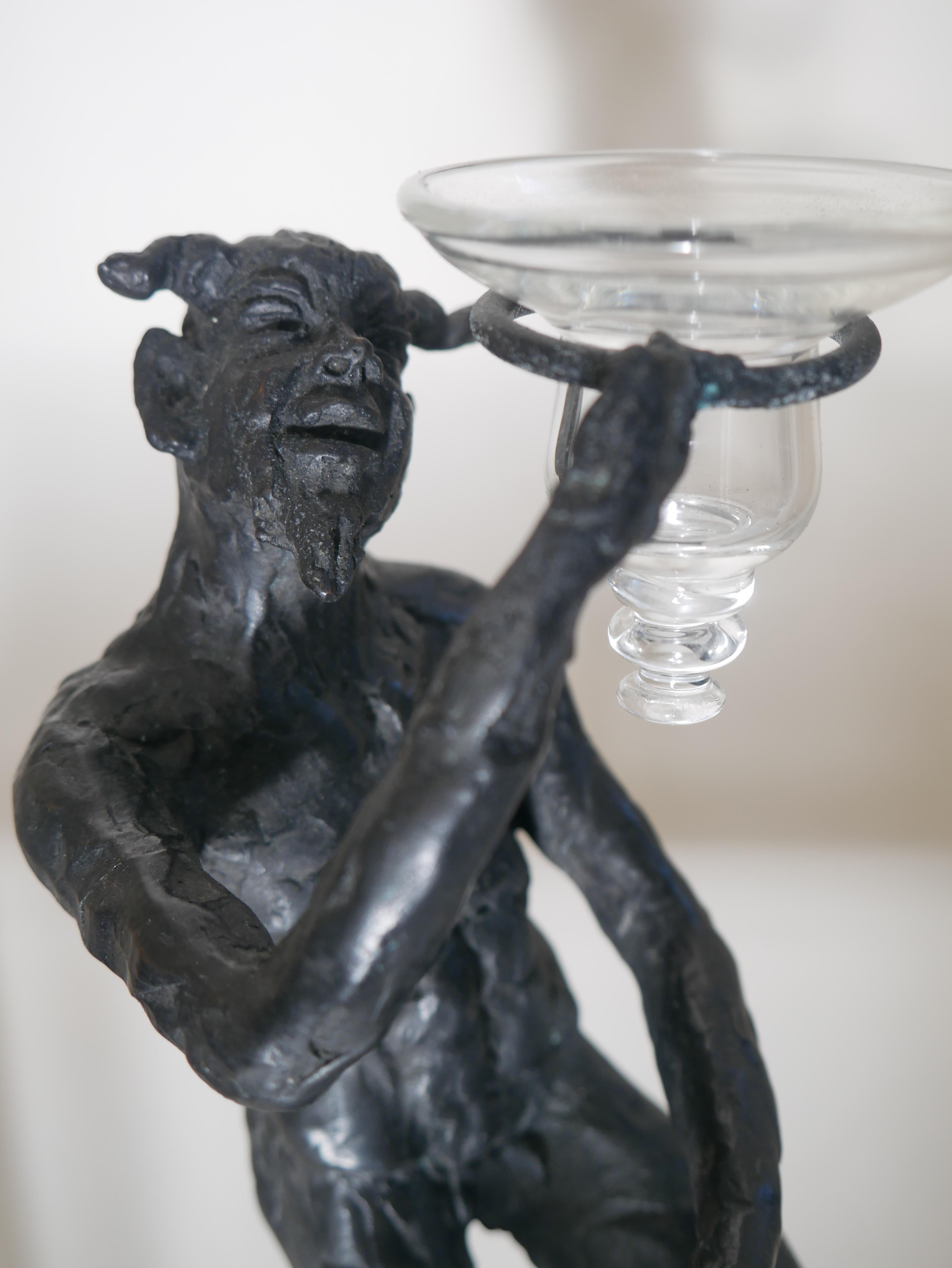 Portacandele a forma di fauno danzante in bronzo di Patrick Laroche
Materiali: Bronzo patinato marrone, firmato e giustificato EA sulla base.
Realizzato in Francia da Patrick Laroche, Meilleur Ouvrier de France nella categoria Practitioner