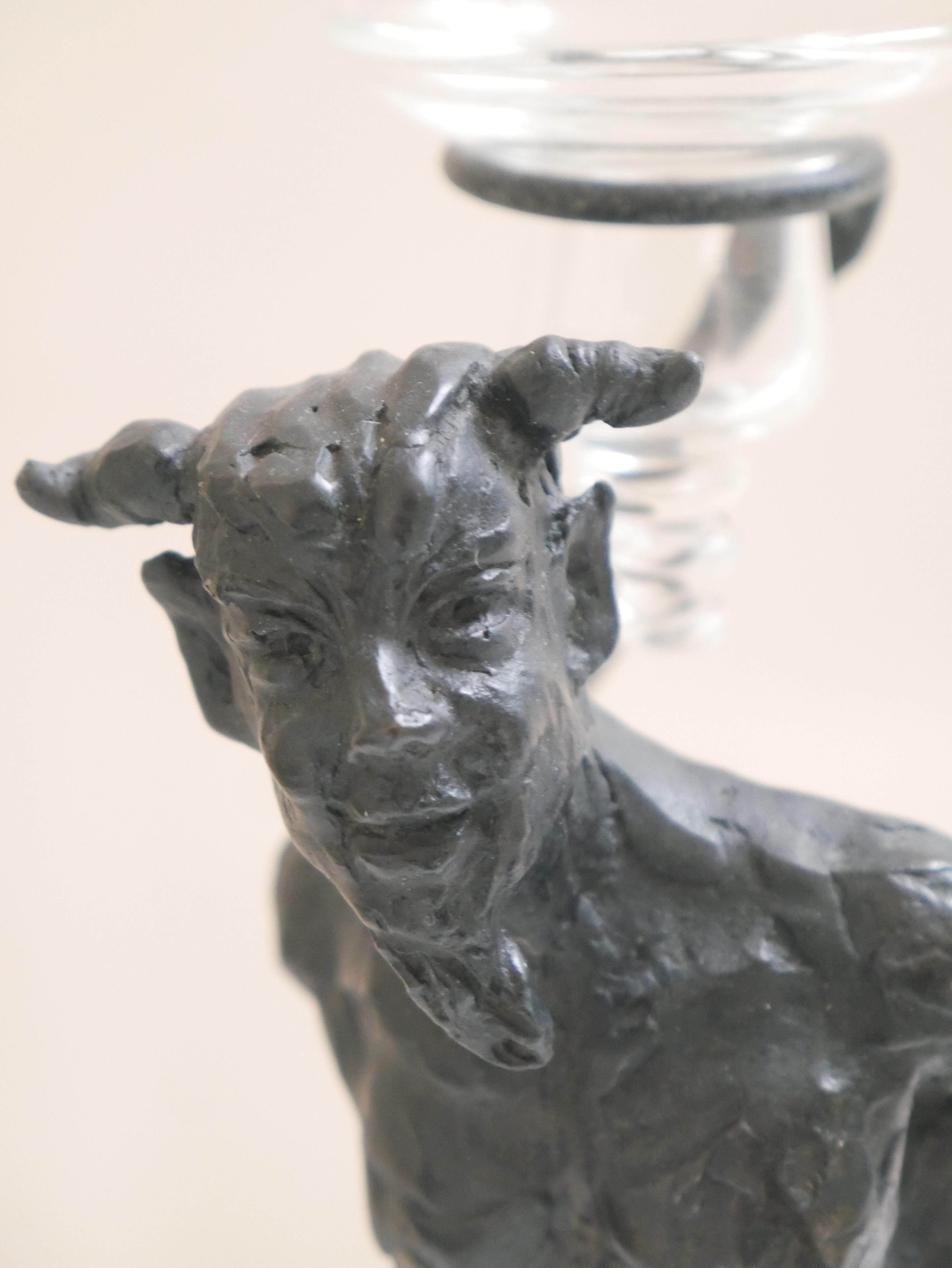 Portacandele a forma di fauno danzante in bronzo di Patrick Laroche
Materiali: Bronzo patinato marrone, firmato e giustificato EA sulla base.
Realizzato in Francia da Patrick Laroche, Meilleur Ouvrier de France nella categoria Practitioner
