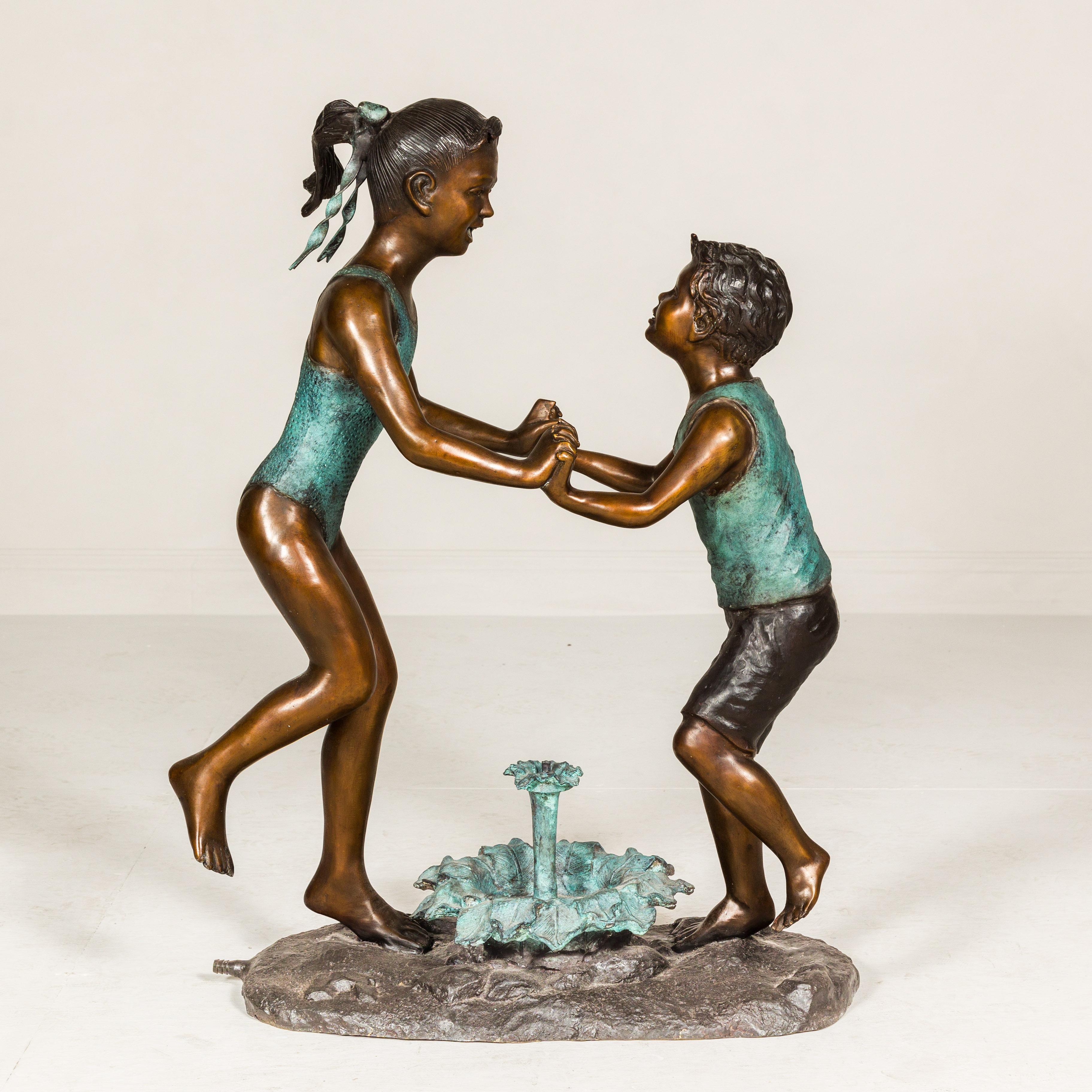 Amis dansants, groupe sculpté en bronze patiné, tubé comme une fontaine en vente 6