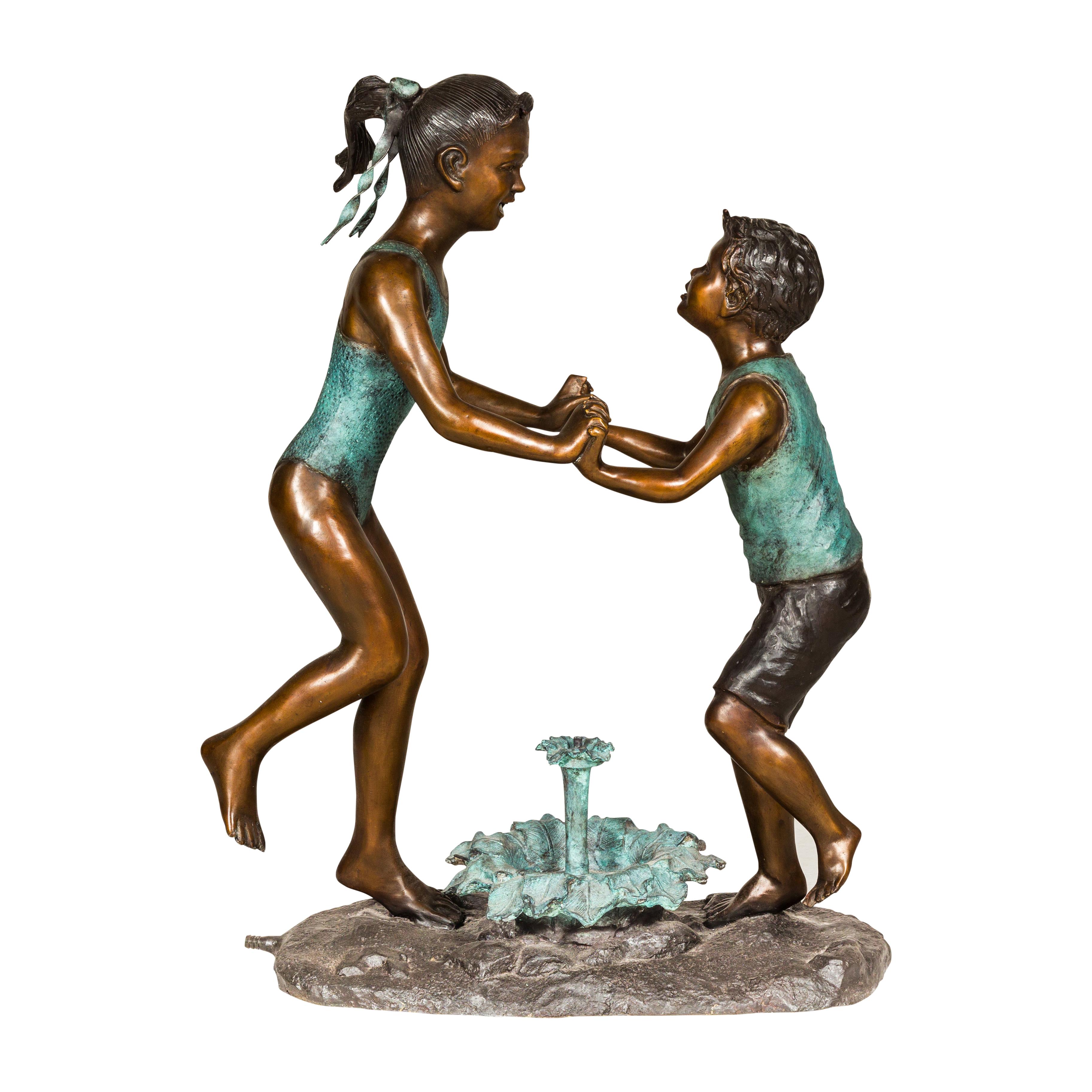 Amis dansants, groupe sculpté en bronze patiné, tubé comme une fontaine en vente 9