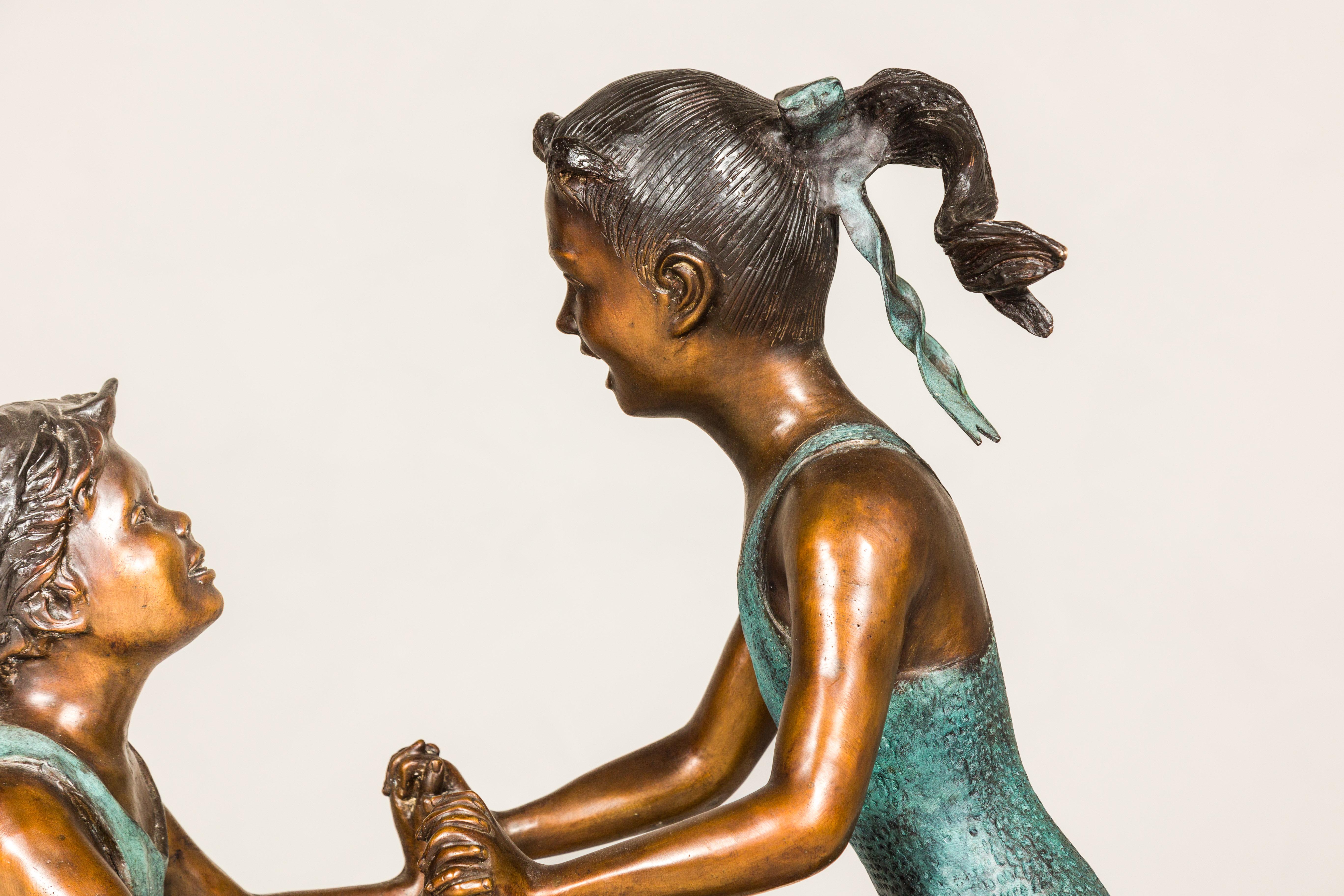 Moulage Amis dansants, groupe sculpté en bronze patiné, tubé comme une fontaine en vente