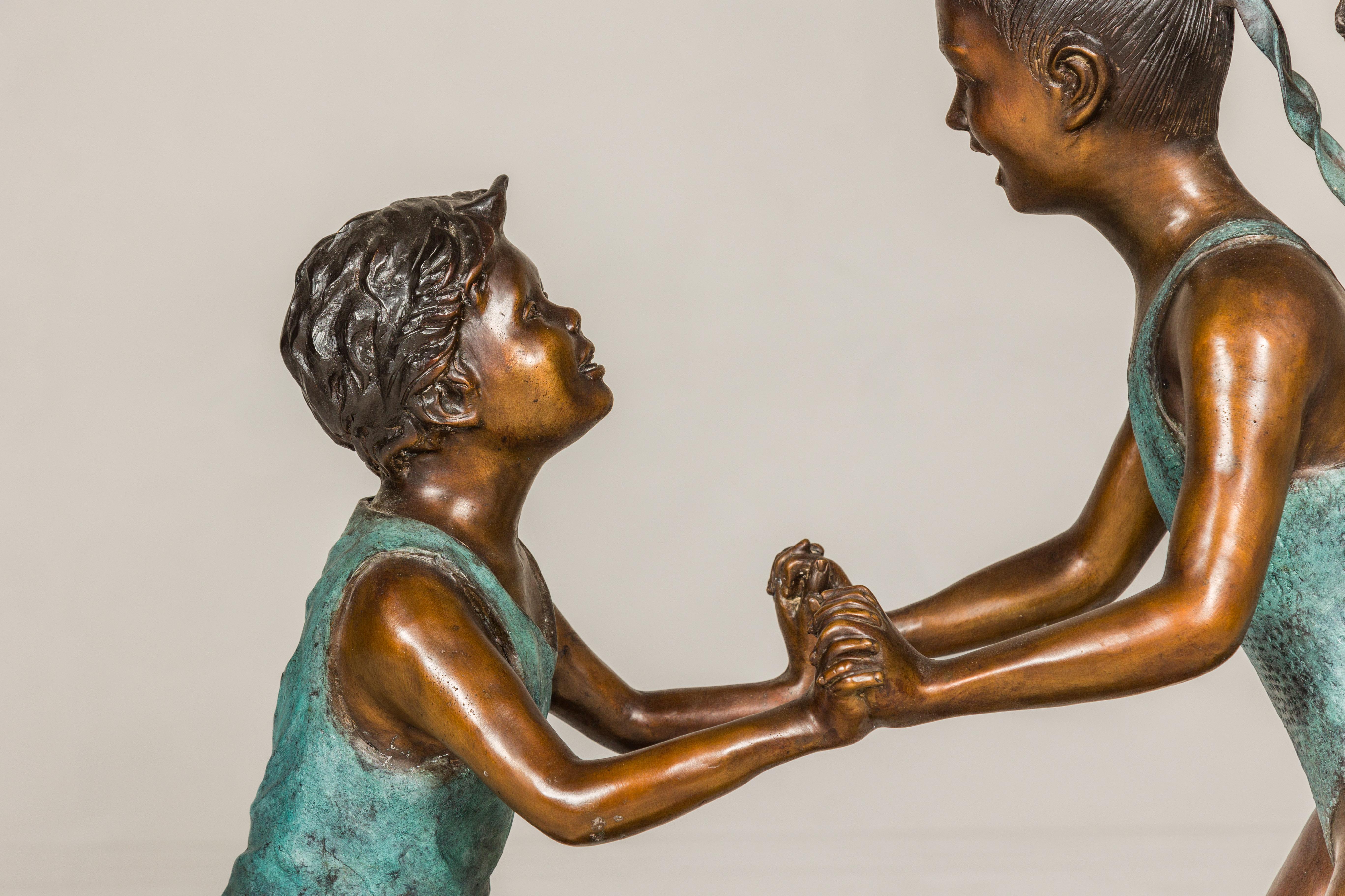 Amis dansants, groupe sculpté en bronze patiné, tubé comme une fontaine Neuf - En vente à Yonkers, NY