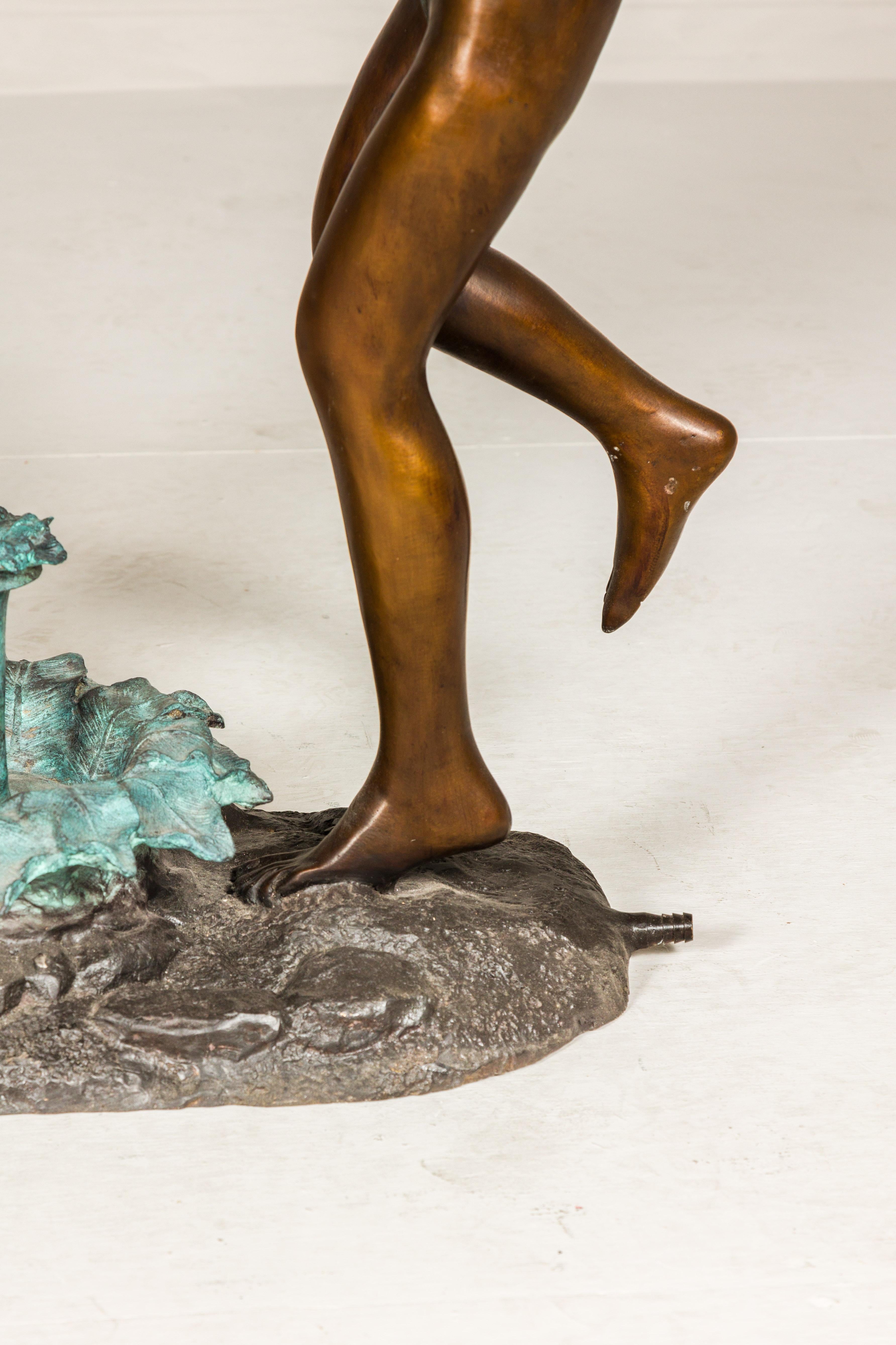 Bronze Amis dansants, groupe sculpté en bronze patiné, tubé comme une fontaine en vente