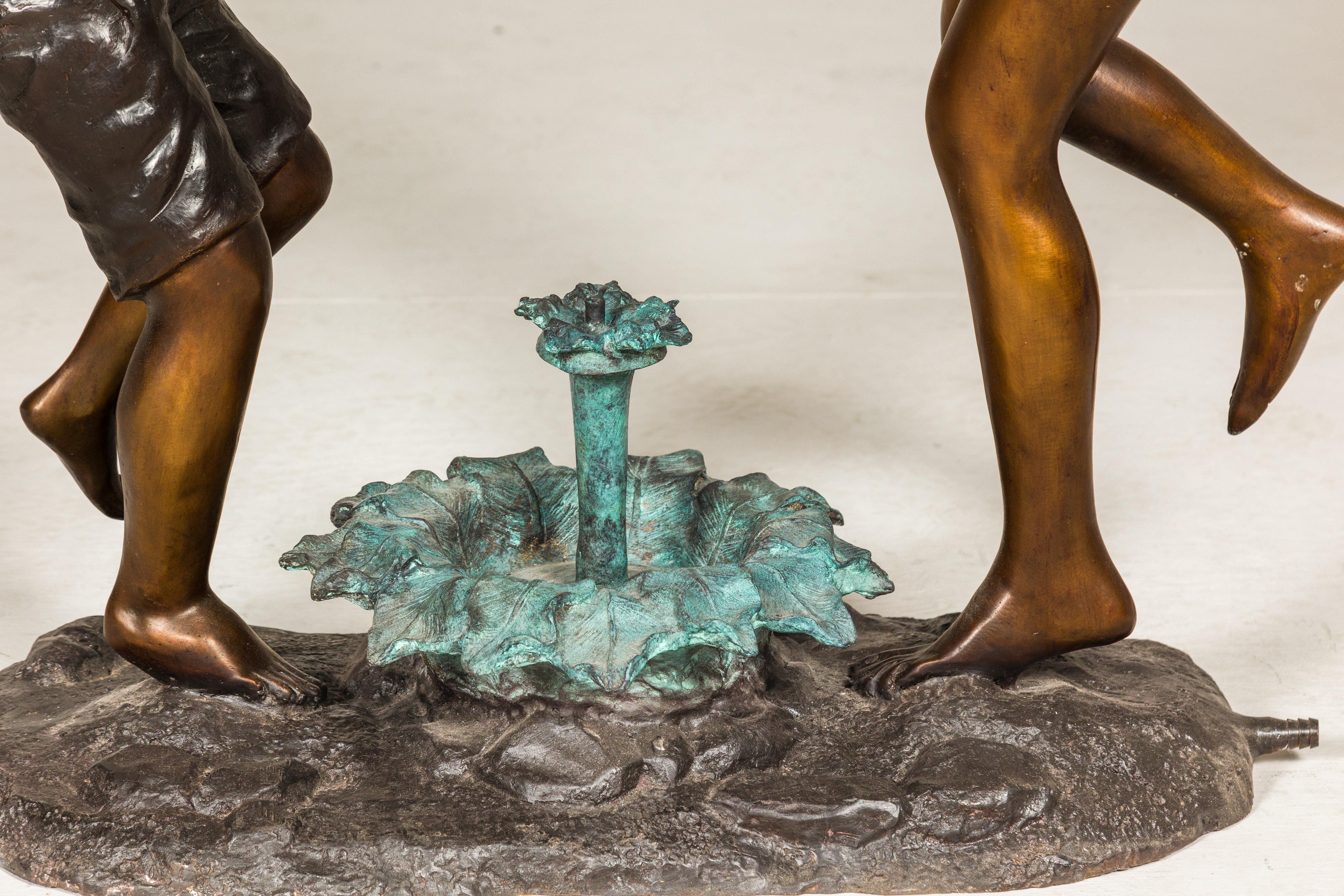 Amis dansants, groupe sculpté en bronze patiné, tubé comme une fontaine en vente 1
