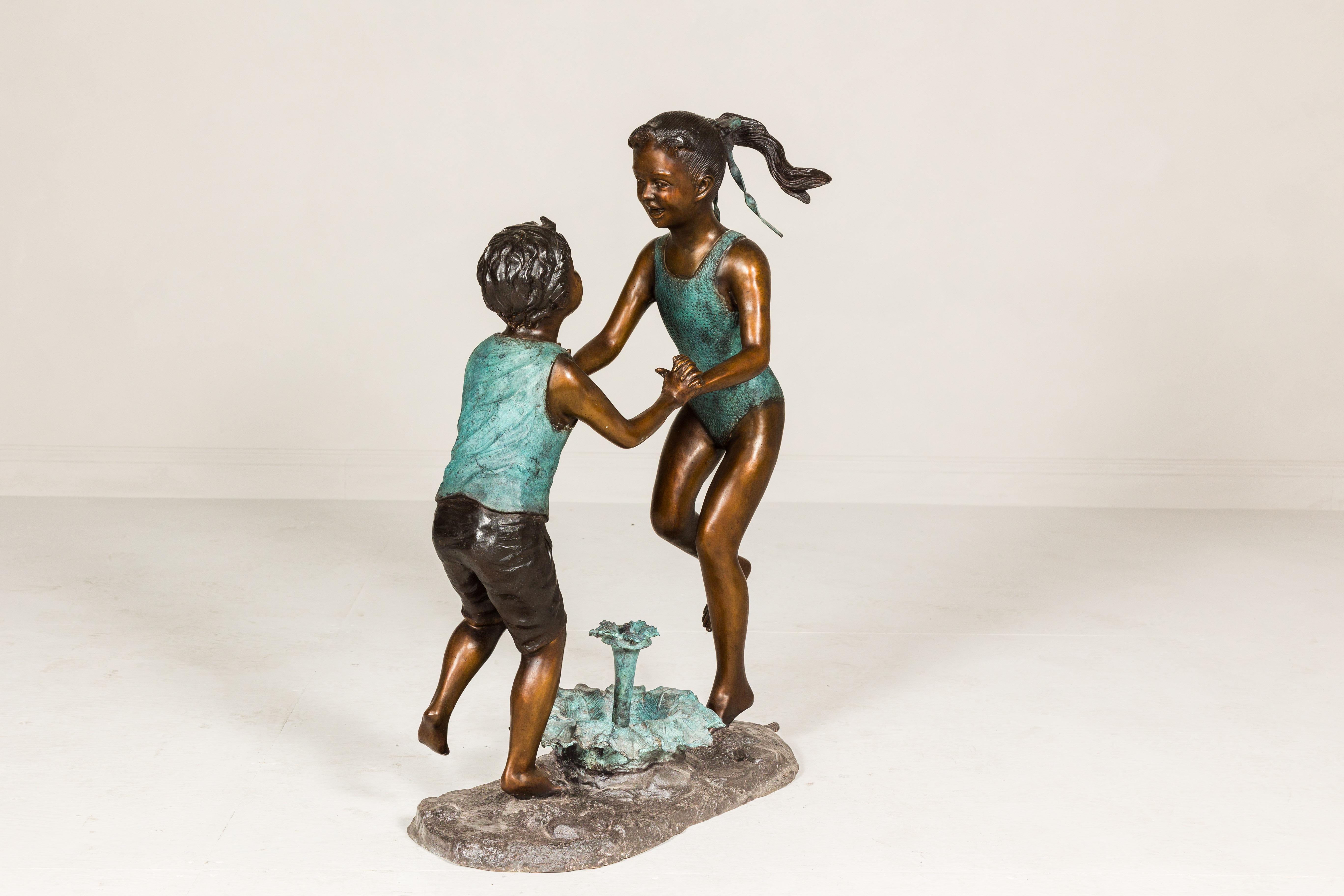 Amis dansants, groupe sculpté en bronze patiné, tubé comme une fontaine en vente 3