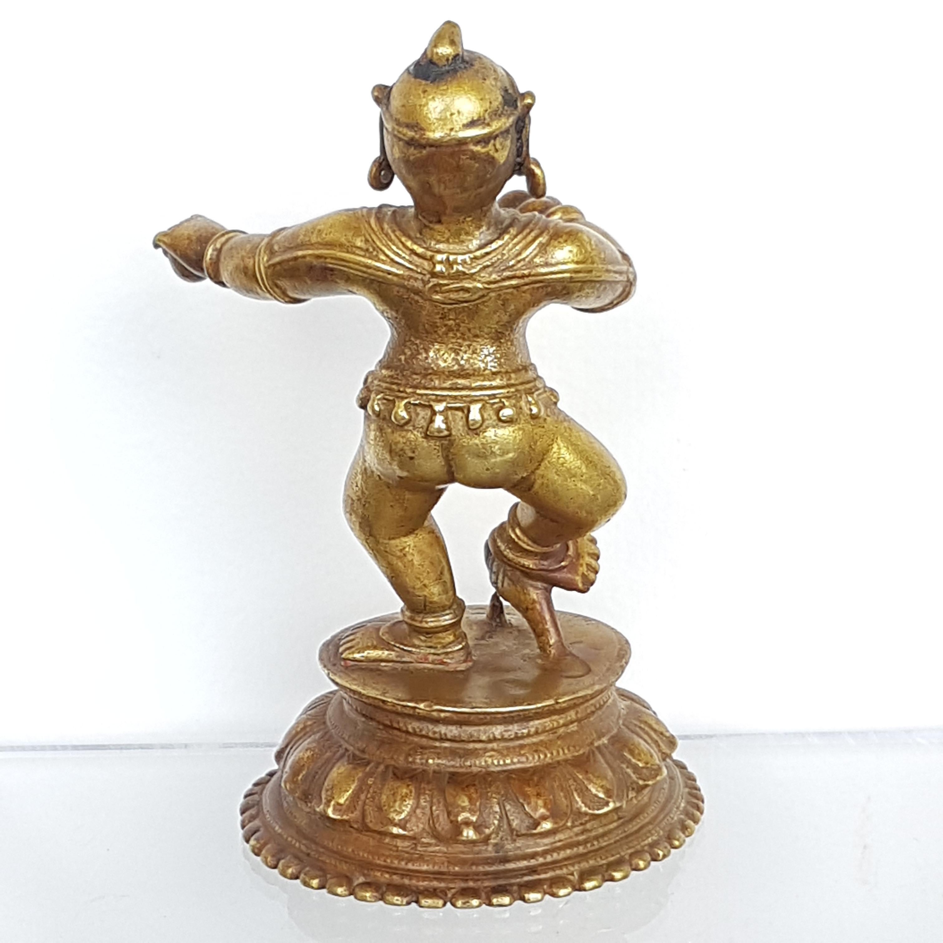 Wunderschöne Bronzefigur des tanzenden Balakrishna aus Orissa, Indien, im Wachsausschmelzverfahren. 18. Jahrhundert. Maße: Höhe: 18 cm

Krishna in tanzender Haltung mit Butterkugeln in den Händen, stehend auf einem perlenbesetzten Lotussockel.