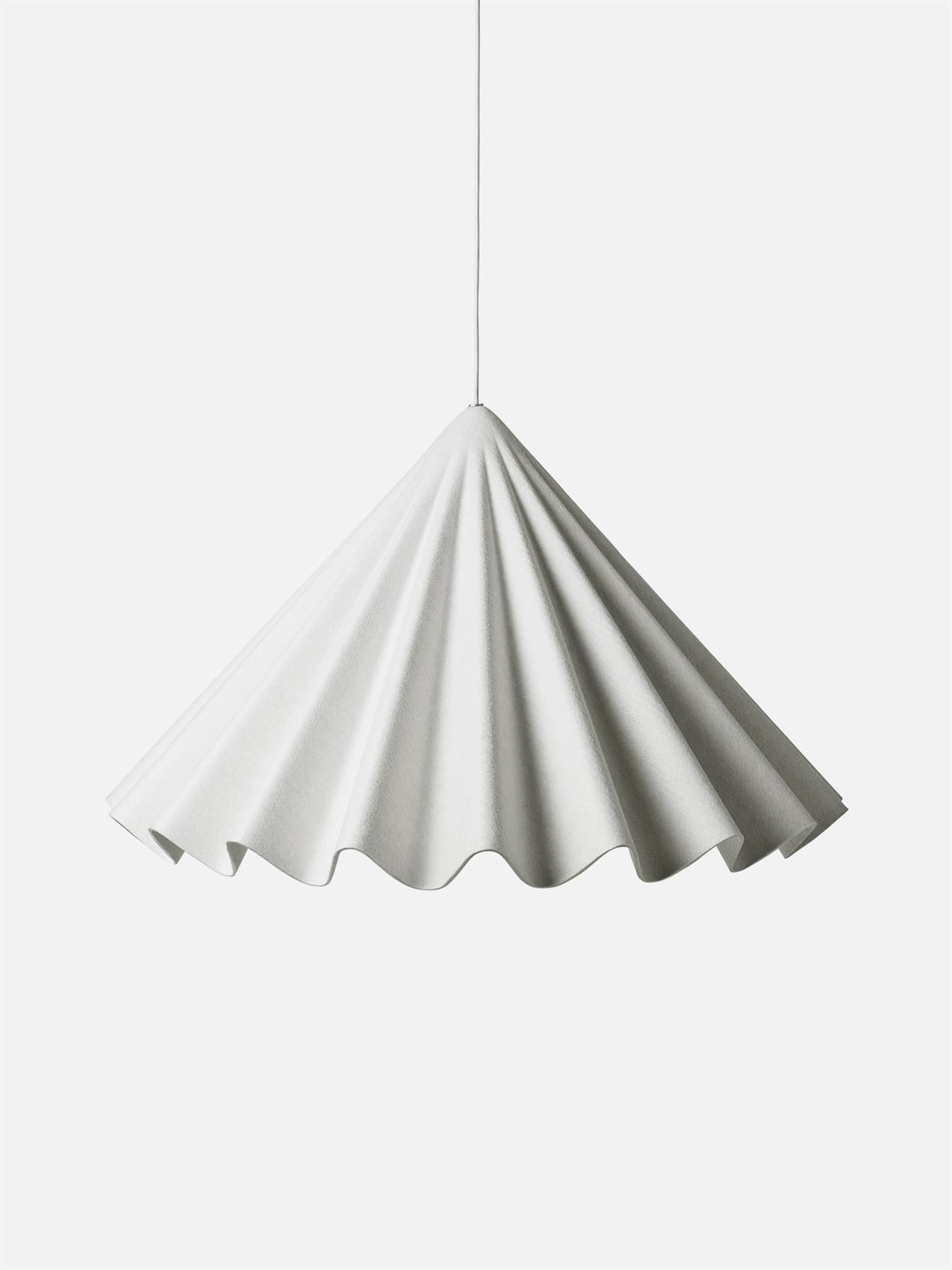 Like a skirt in the wind, an idea that grows and finds its final form, correct and controlled. The dancing pendant lamp is made of polyester felt. The lamp suggests an elegant dancer on the dance floor,