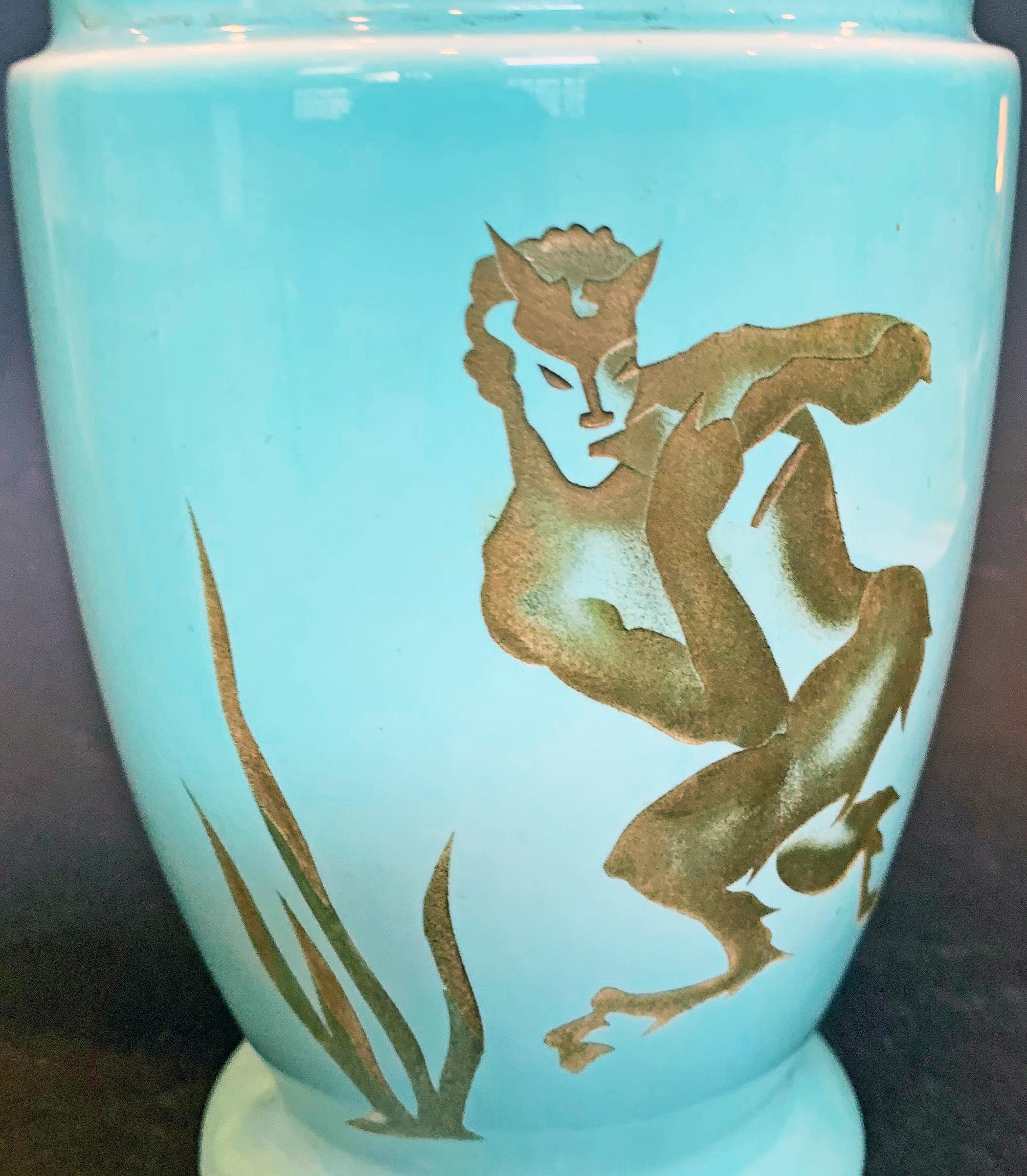 À notre connaissance, ce vase remarquable - produit par la célèbre Trenton Potteries Company dans les années 1930 - est unique. À partir d'un simple vase en céramique bleue, l'artiste a gravé sur la surface une figure de satyre dansant, jouant de la