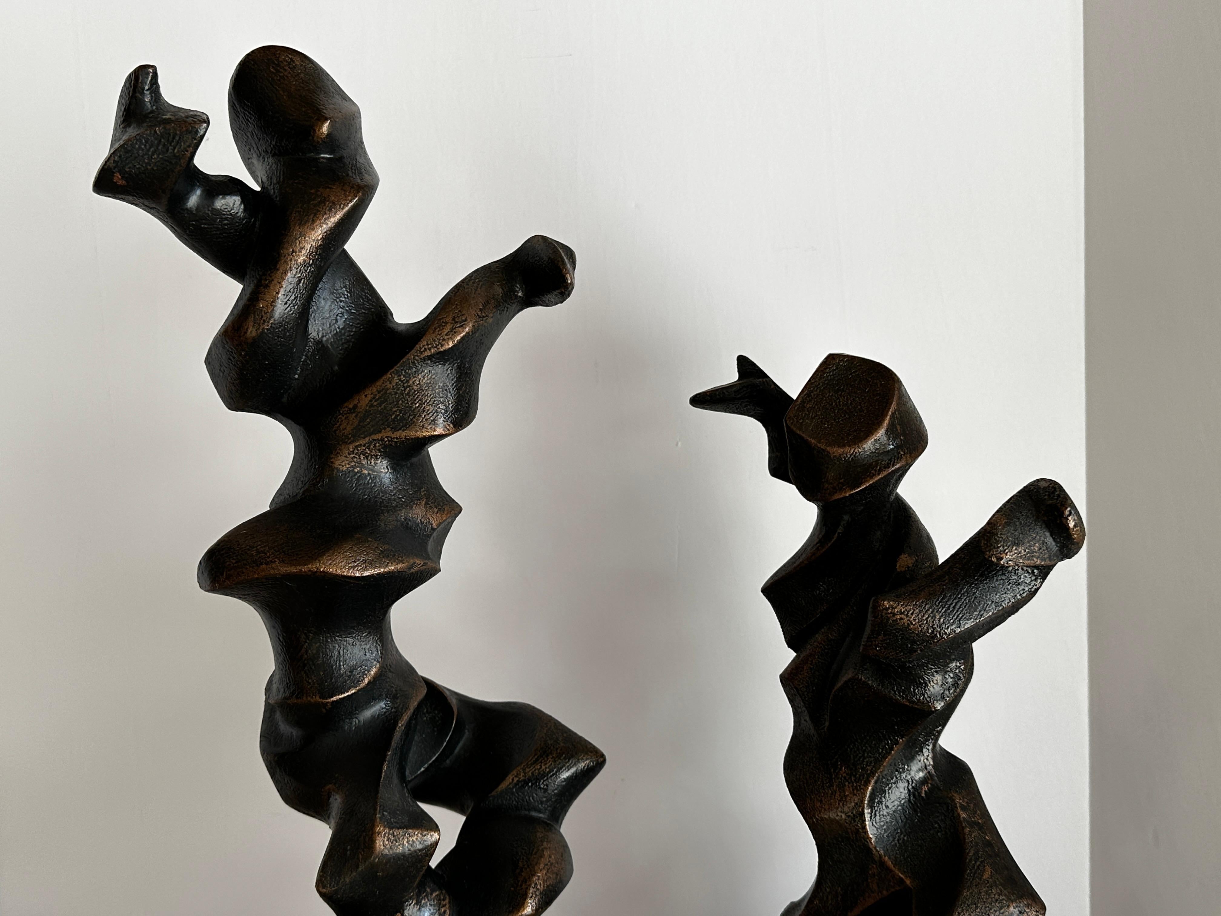 20ième siècle Paire de sculptures de danse en résine dansant dans le style d'Umberto Boccioni en vente