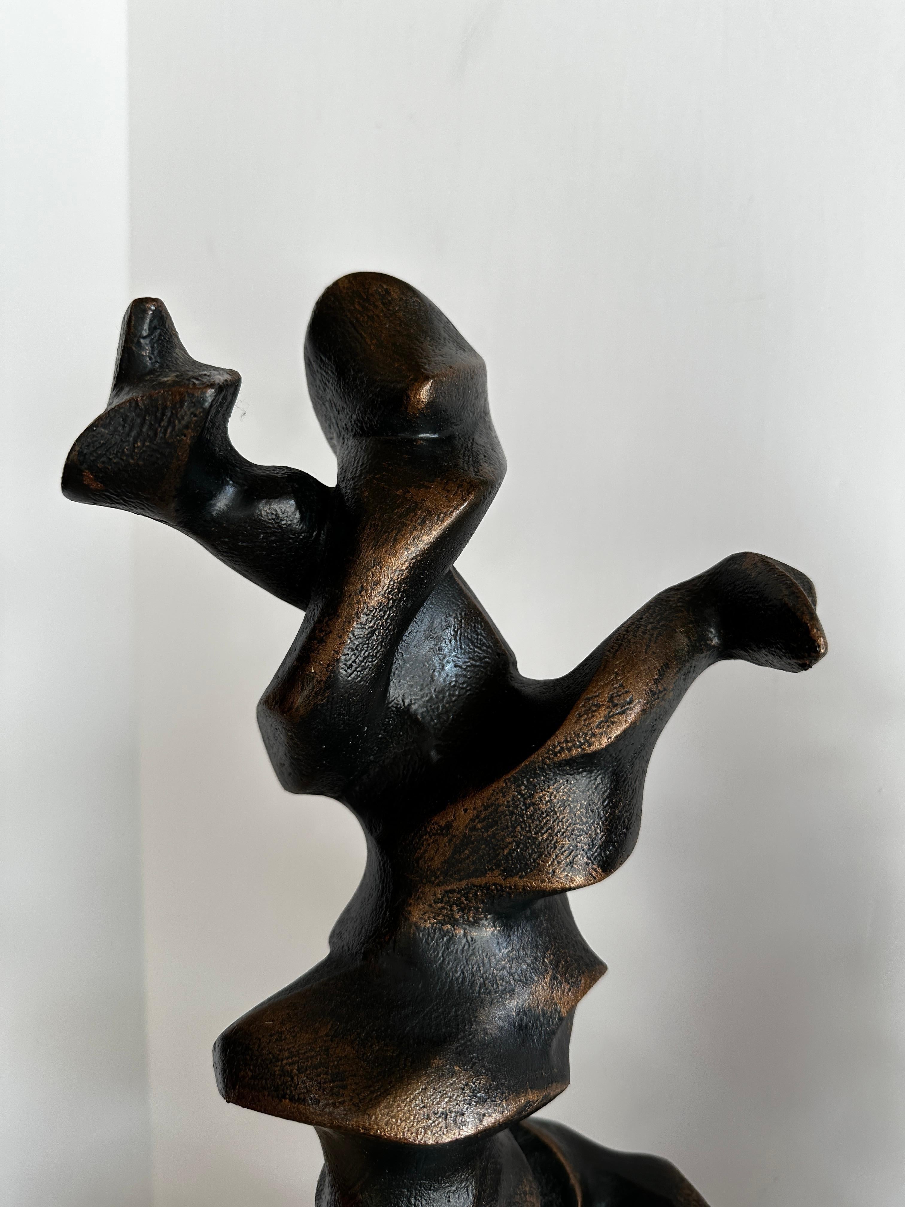 Résine Paire de sculptures de danse en résine dansant dans le style d'Umberto Boccioni en vente