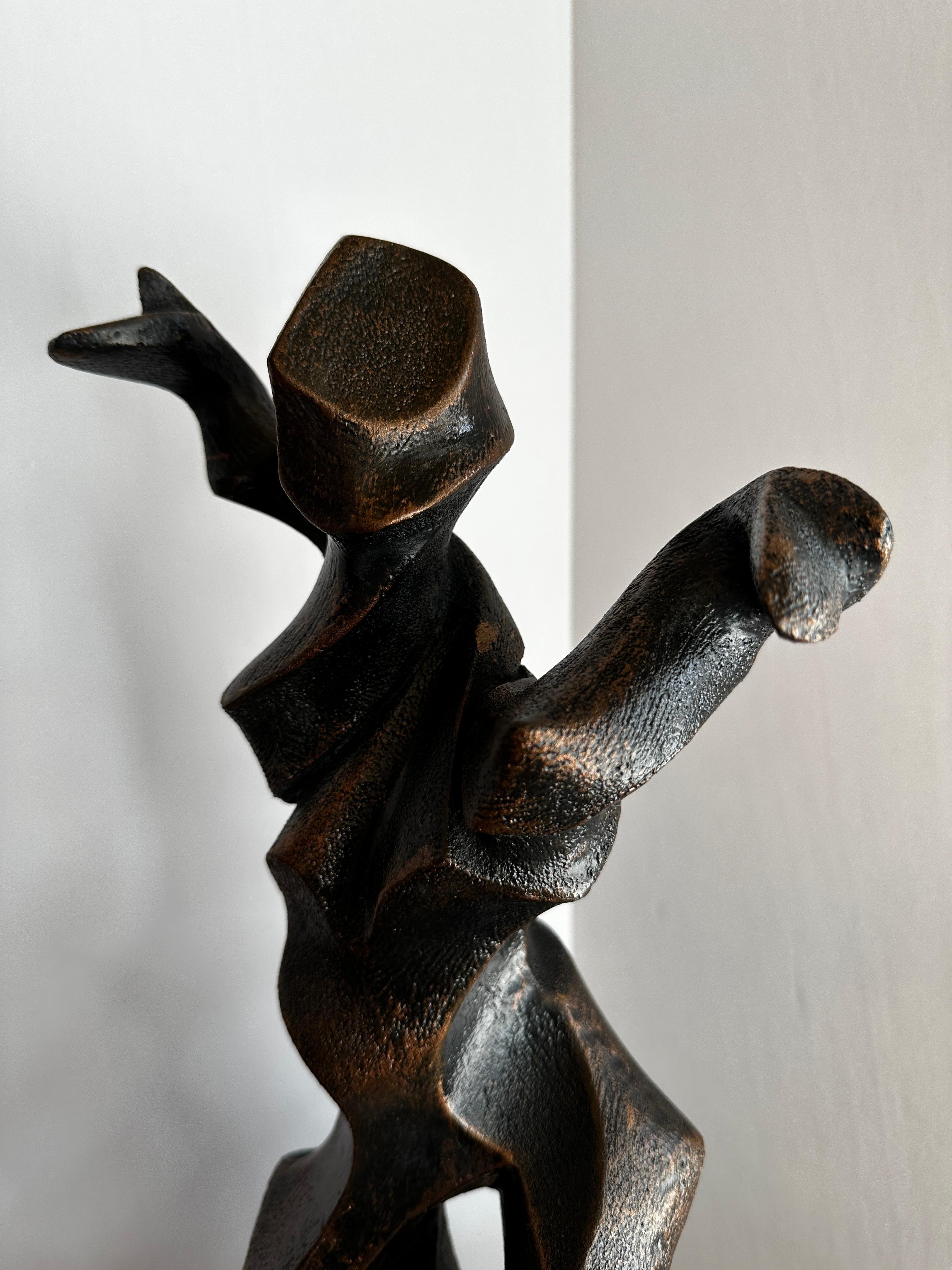 Paire de sculptures de danse en résine dansant dans le style d'Umberto Boccioni en vente 1