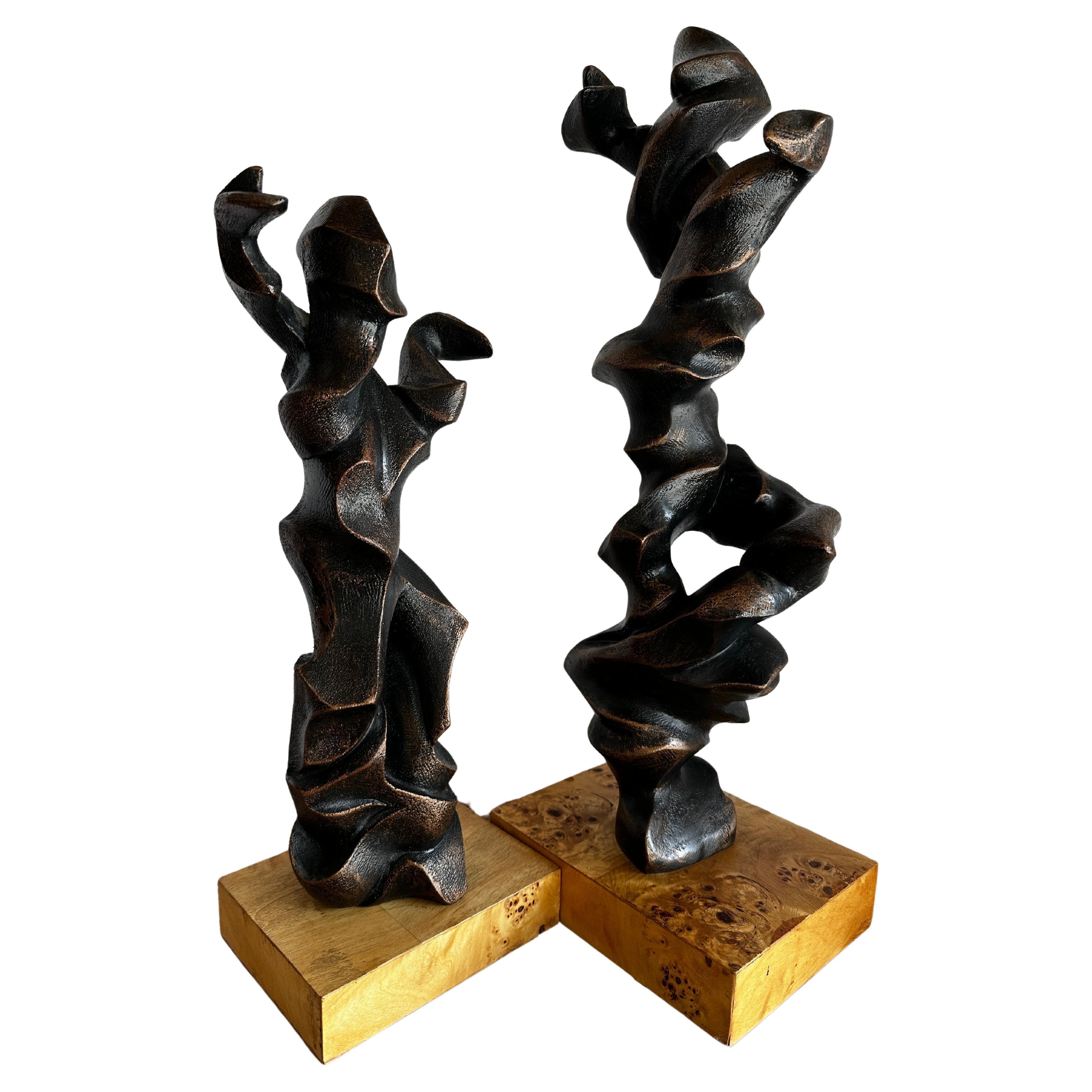 Paire de sculptures de danse en résine dansant dans le style d'Umberto Boccioni