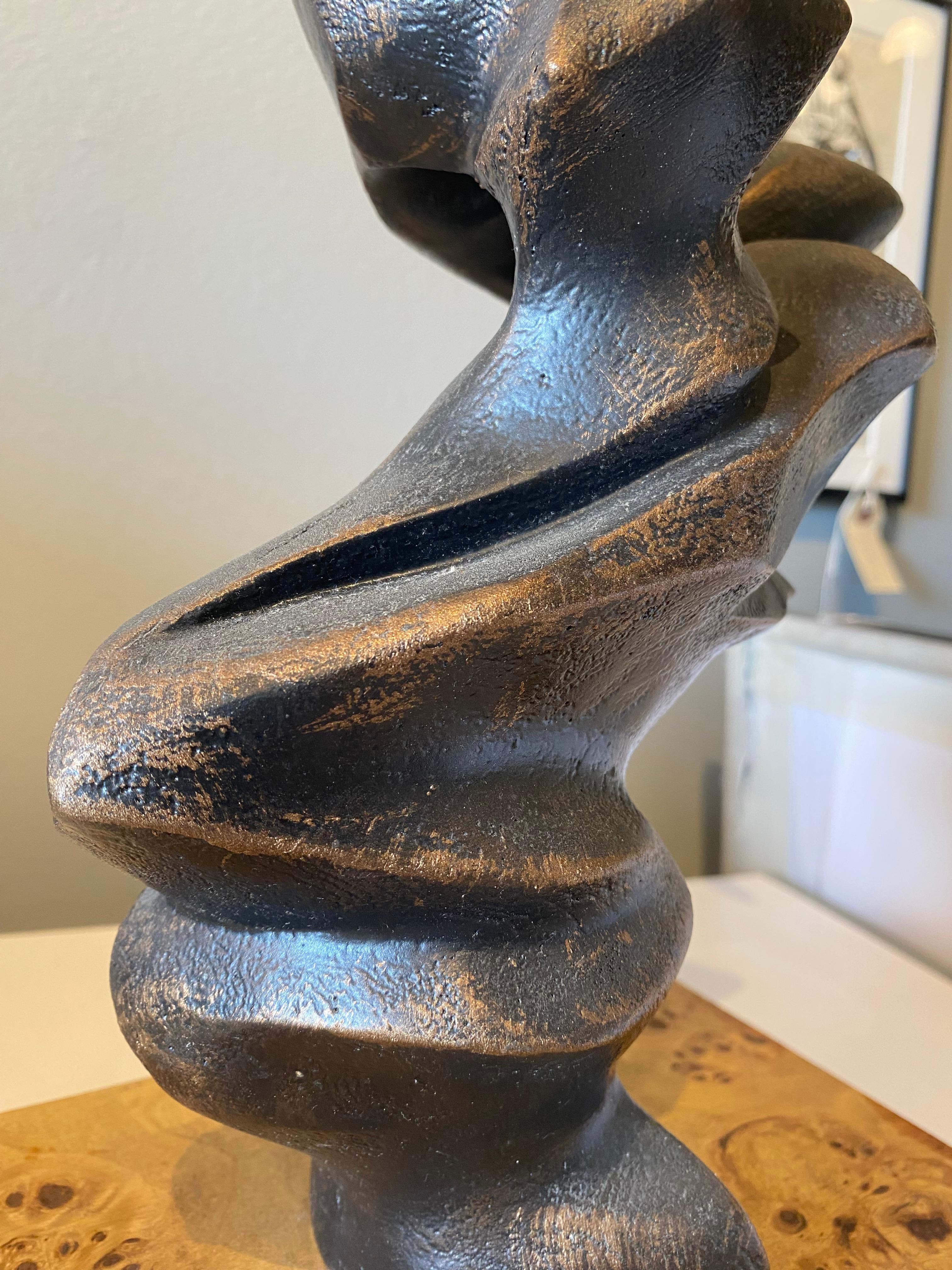 Mid-Century Modern Paire de sculptures de danse en résine dansant dans le style d'Umberto Boccioni en vente