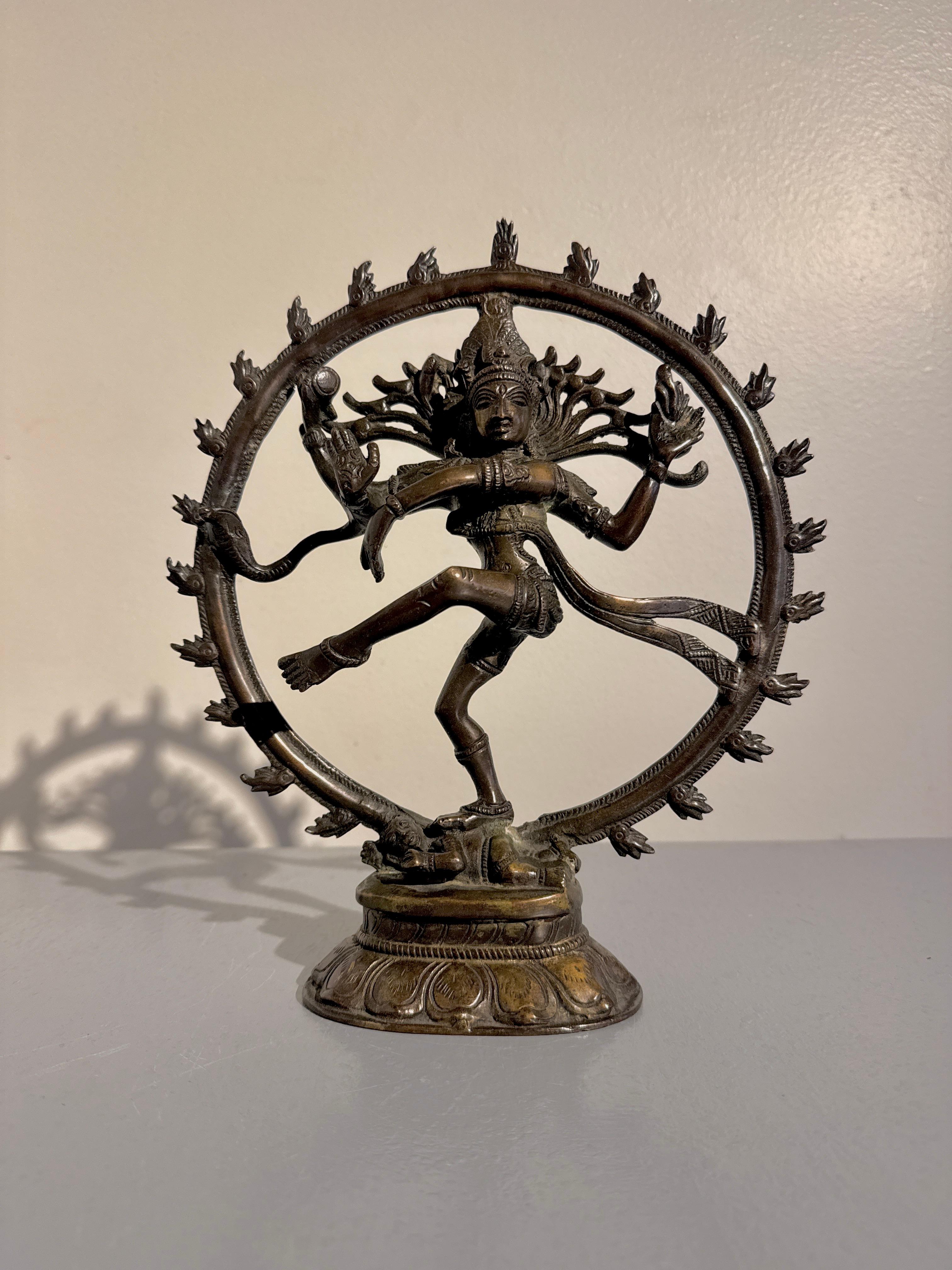 Charmante figurine vintage bien moulée de Shiva Nataraja, Shiva en tant que Seigneur de la Danse, milieu du 20e siècle, vers les années 1960, Inde.

La sculpture représente le dieu hindou Shiva sous l'une de ses formes emblématiques de Seigneur de