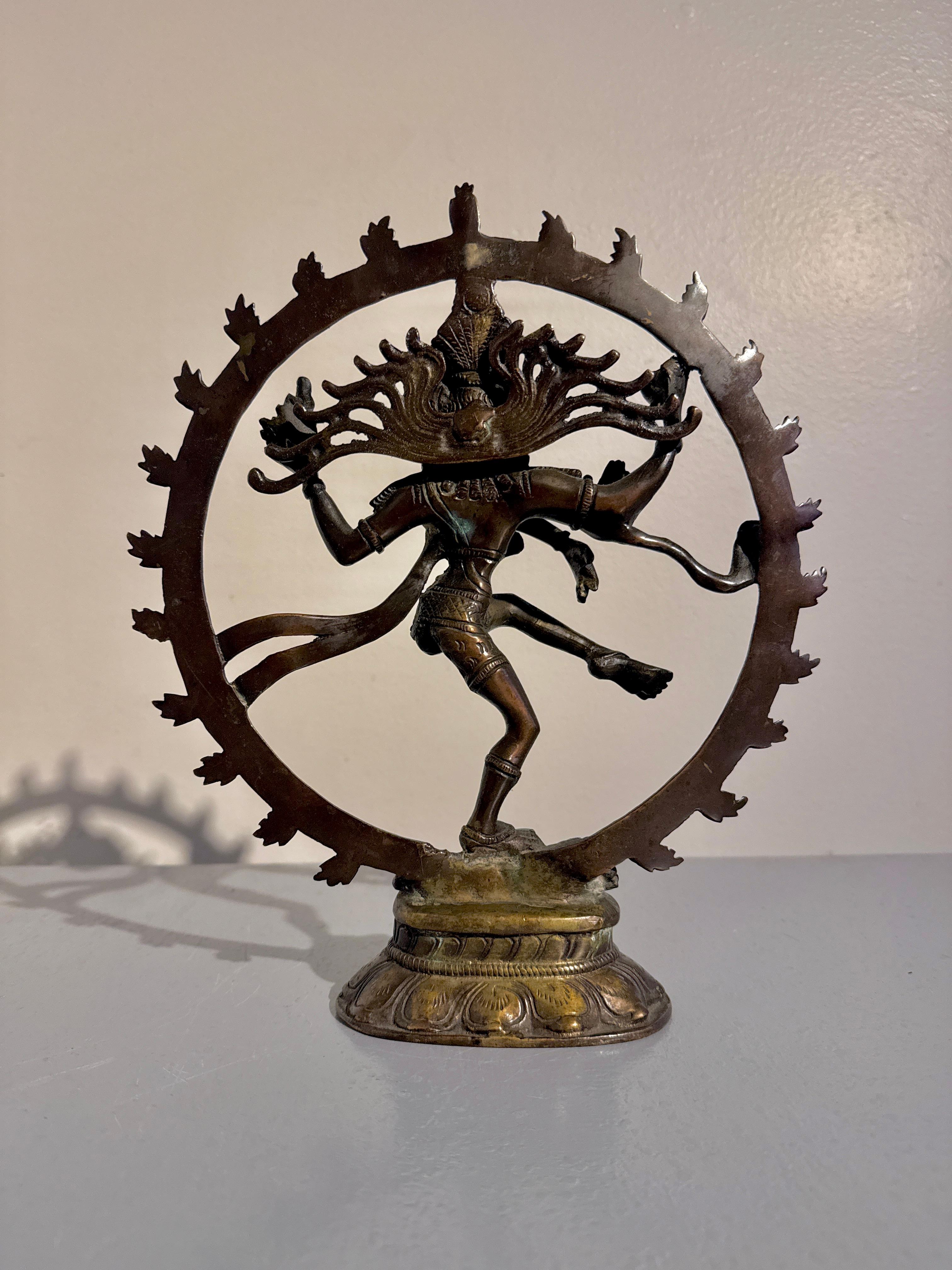 20ième siècle Shiva dansant Nataraja, bronze coulé, milieu du 20e siècle, Inde