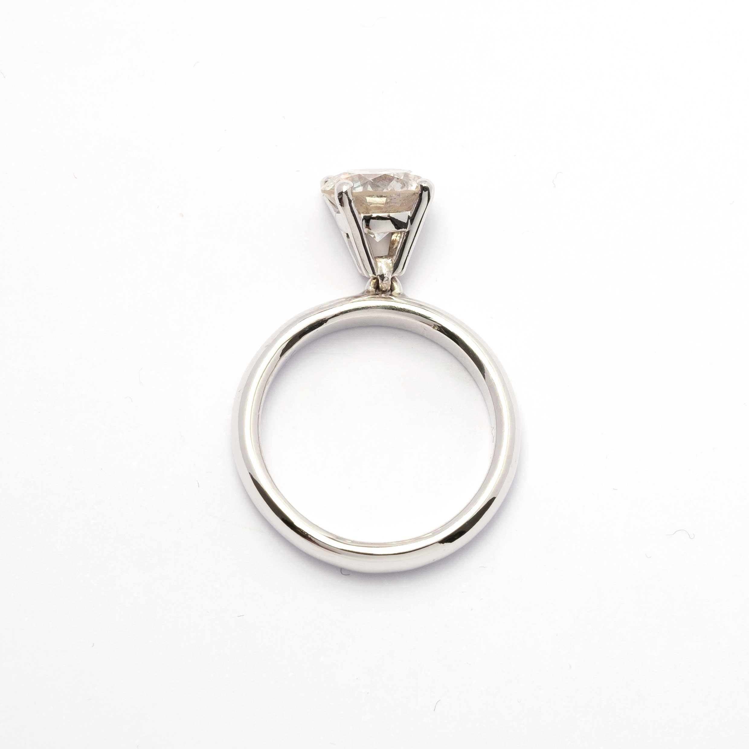 Bague solitaire en diamant dansant de 2,10ct de couleur blanc commercial (SI), serti en or blanc et platine dans une monture mobile à griffes ouvertes qui permet à la pierre de danser et de bouger, lui donnant de l'éclat et un design unique.

Faits