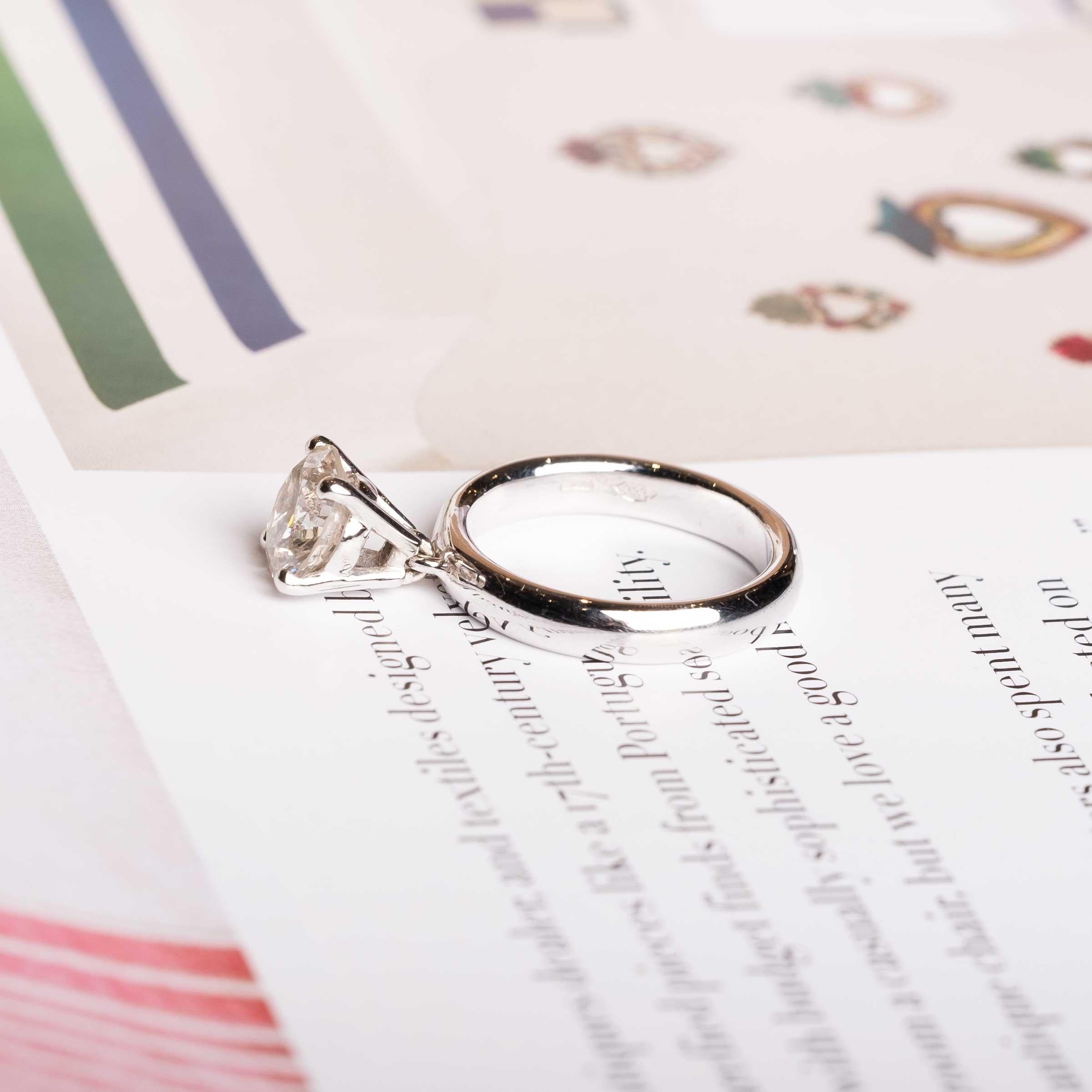 Bague solitaire dansante Bon état - En vente à Milano, MI