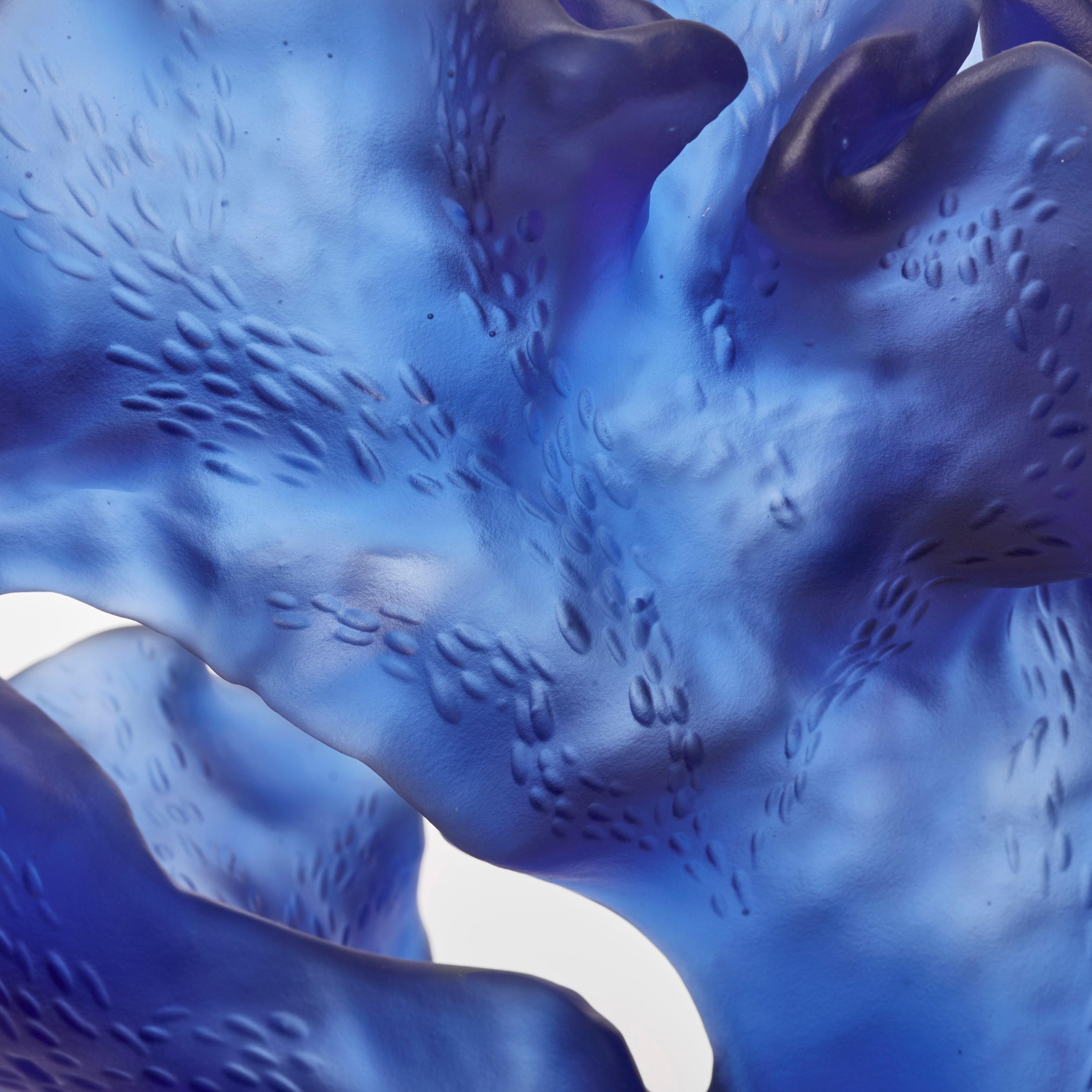 XXIe siècle et contemporain  Dancing Spirit, sculpture en verre coulé organique et éthéré bleu de Monette Larsen en vente