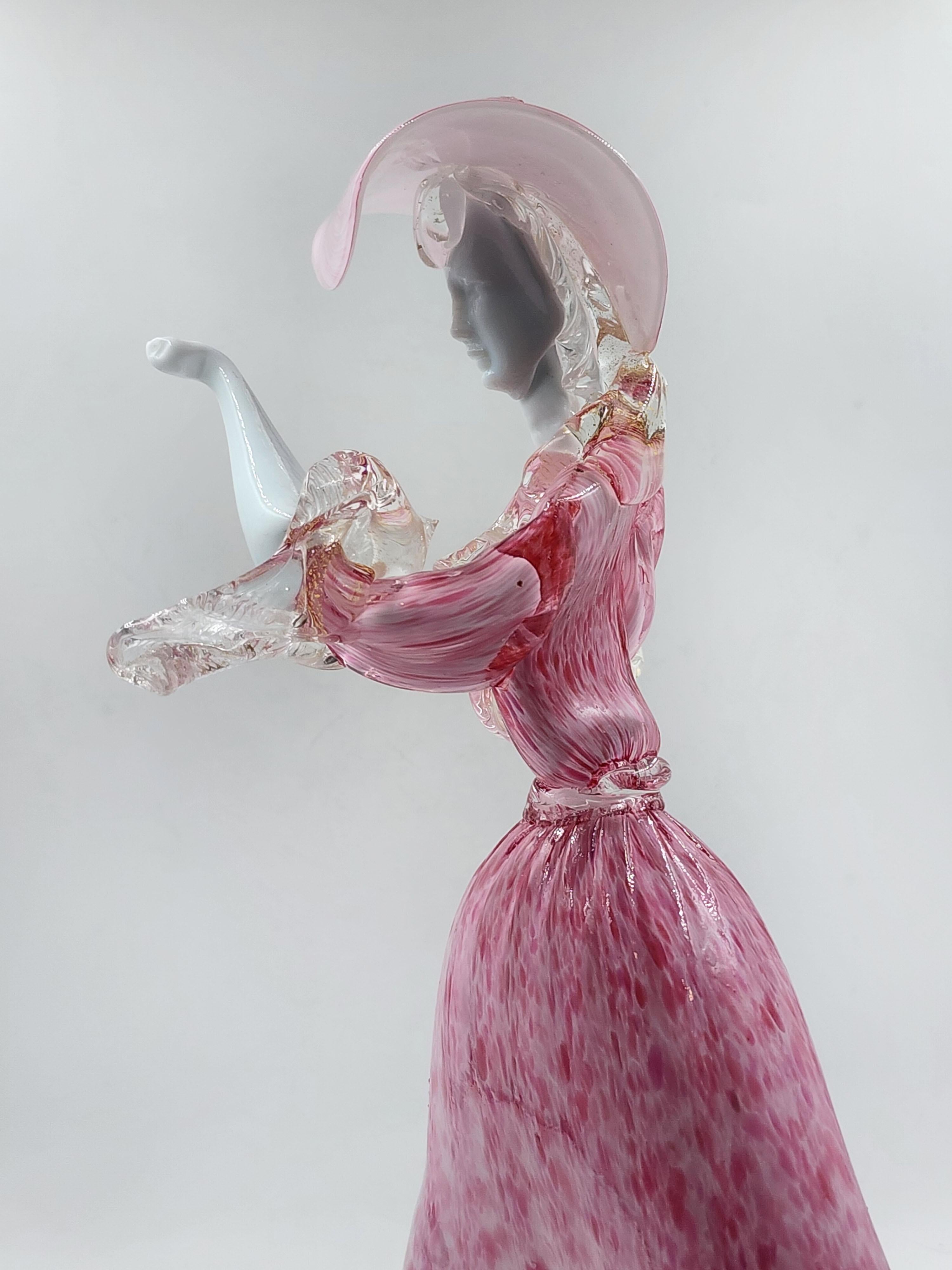 Donna danzante in vetro rosa di Murano, anni '60
Questa squisita ballerina in vetro di Murano, un pezzo che evoca la raffinatezza degli anni '60. Realizzato a mano da maestri vetrai
La ballerina si presenta con un design classico ed elegante. La sua