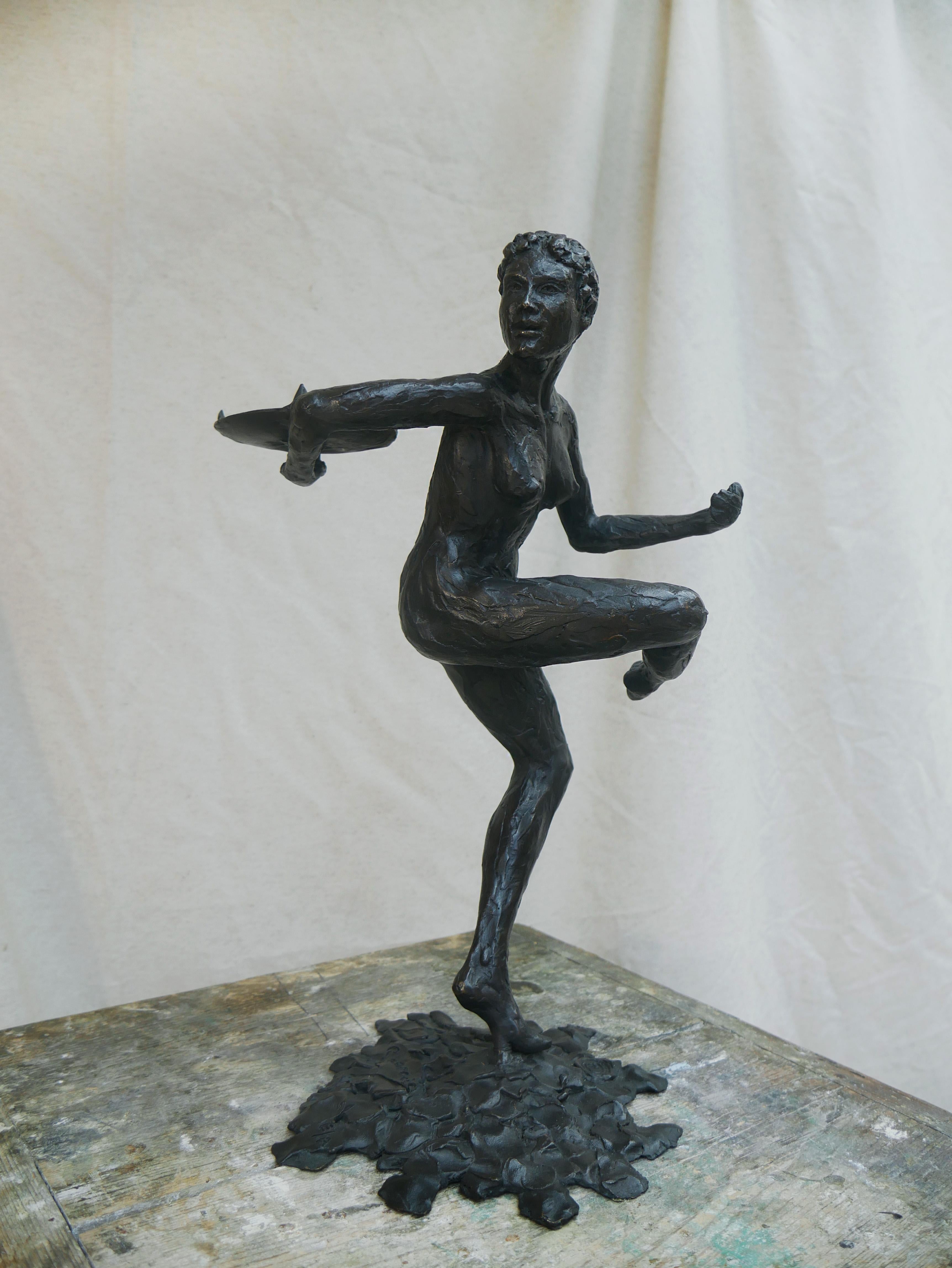 Donna danzante con portacandele.
Materiali: Bronzo patinato marrone, firmato e giustificato EA sulla base.
Realizzato in Francia da Patrick Laroche, premio Meilleur Ouvrier de France nella categoria Sculptor Practitioner.
Peso: 8 kg
