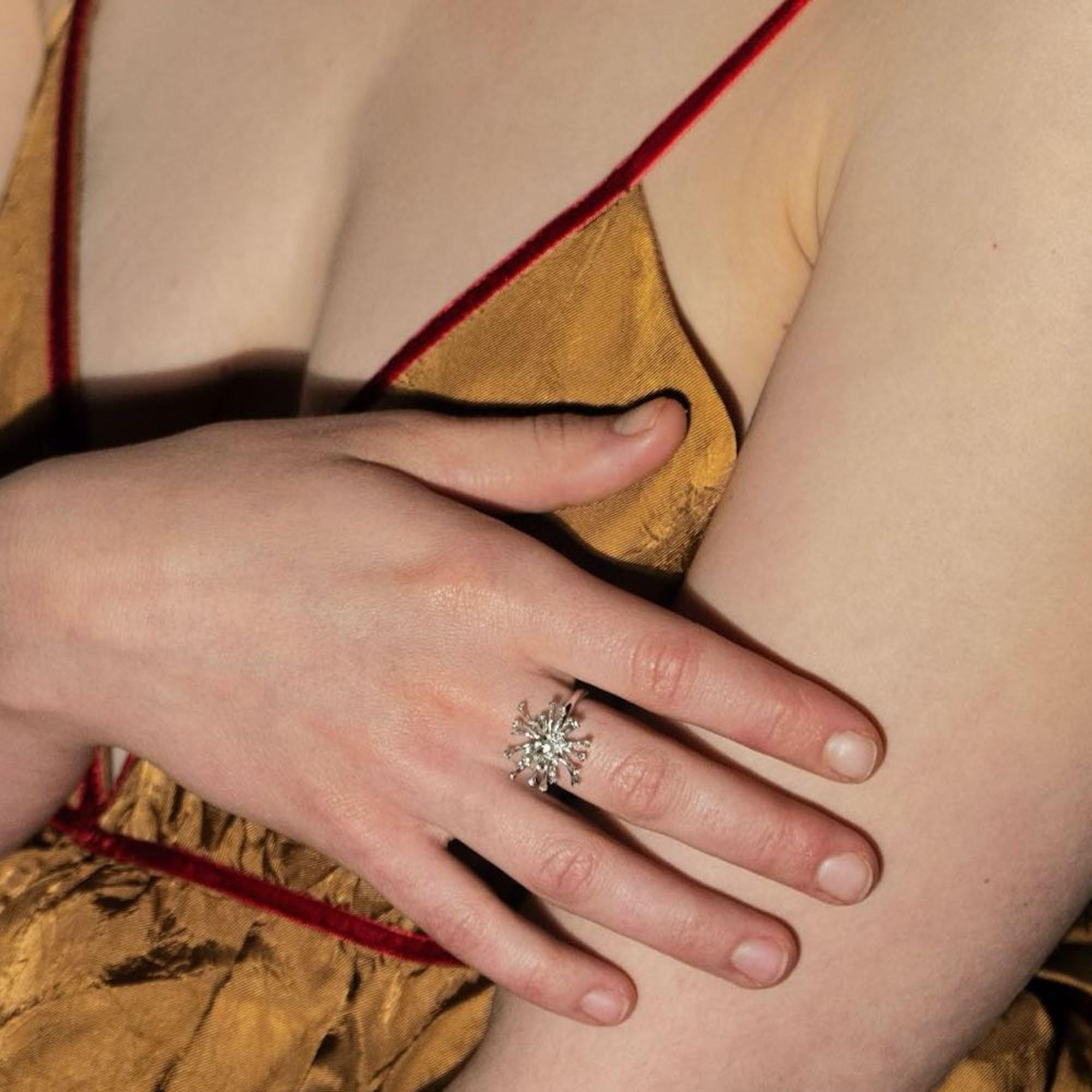 Dandelion A dandelion ropaz ring In New Condition For Sale In London, Greater London