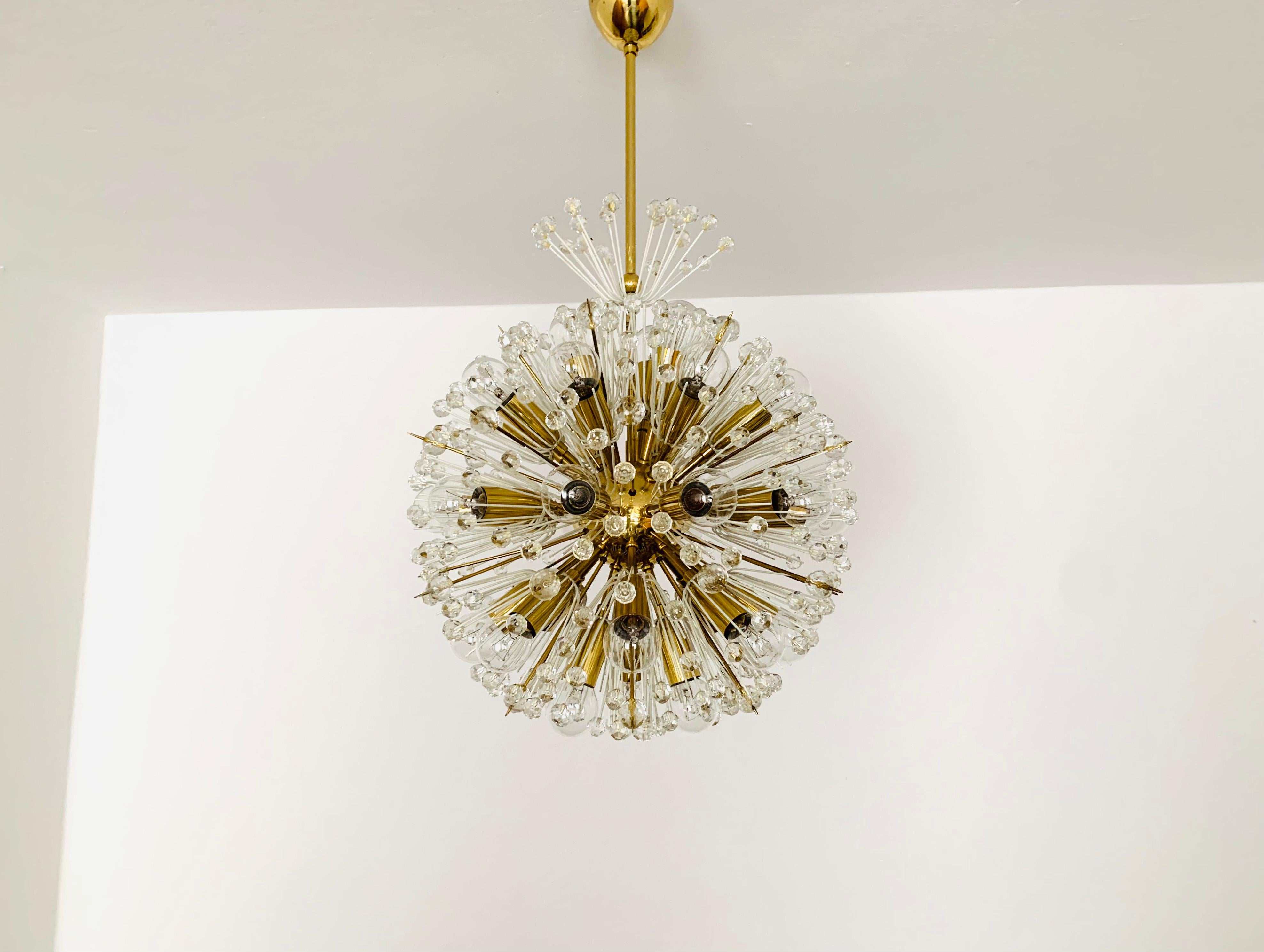 Merveilleux lustre des années 1950.
La lampe, avec ses fleurs richement décorées et ses détails en laiton, a un aspect très luxueux et brille particulièrement bien.
Le design et les matériaux utilisés créent une grande lumière scintillante.
Une