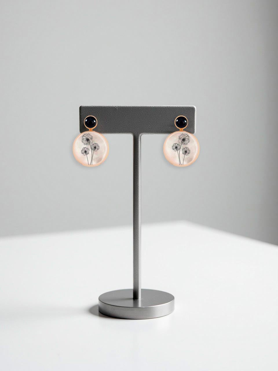 Pendientes flor de diente de león blanco y negro con ónice y madreperla Corte redondo en venta
