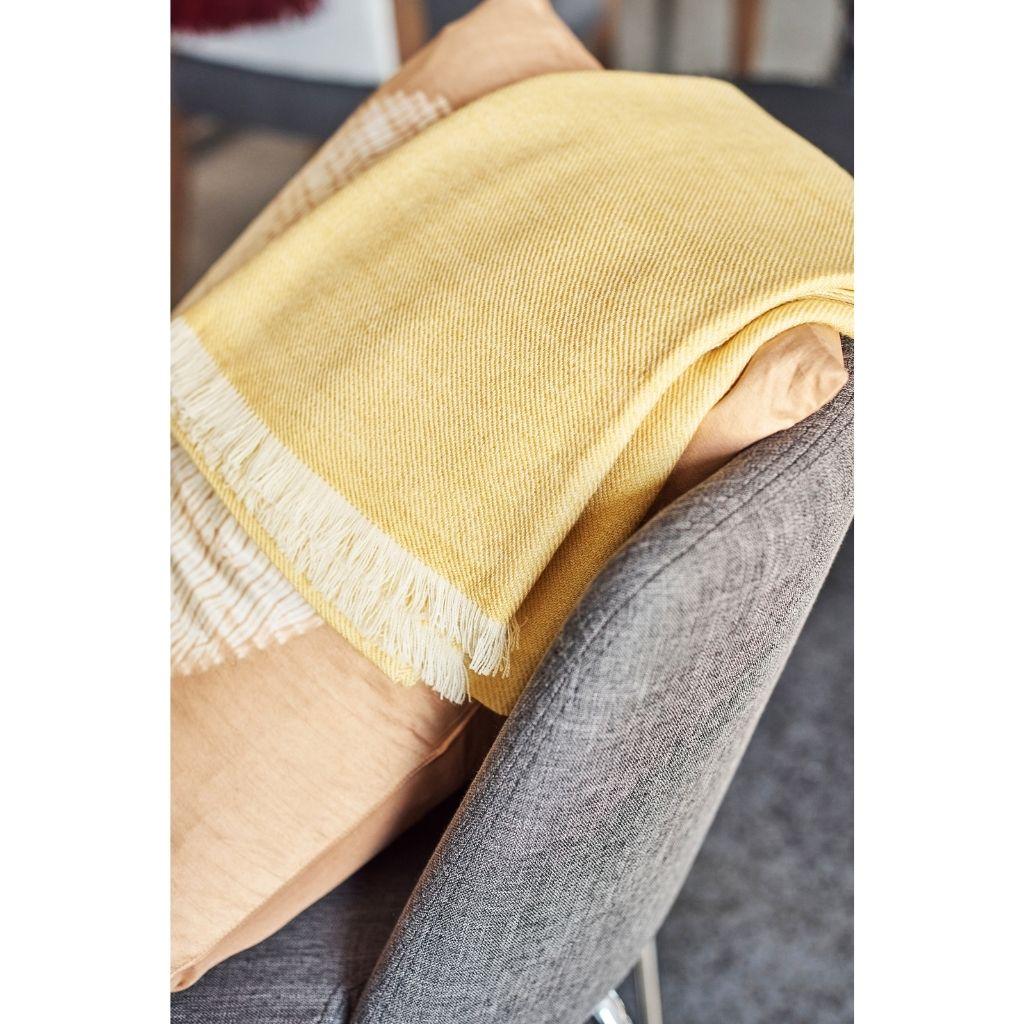 Dandelion Handloom Throw / Decke in weichem gelbem Schirm in Merino-Twill-gewebe (Handgewebt) im Angebot