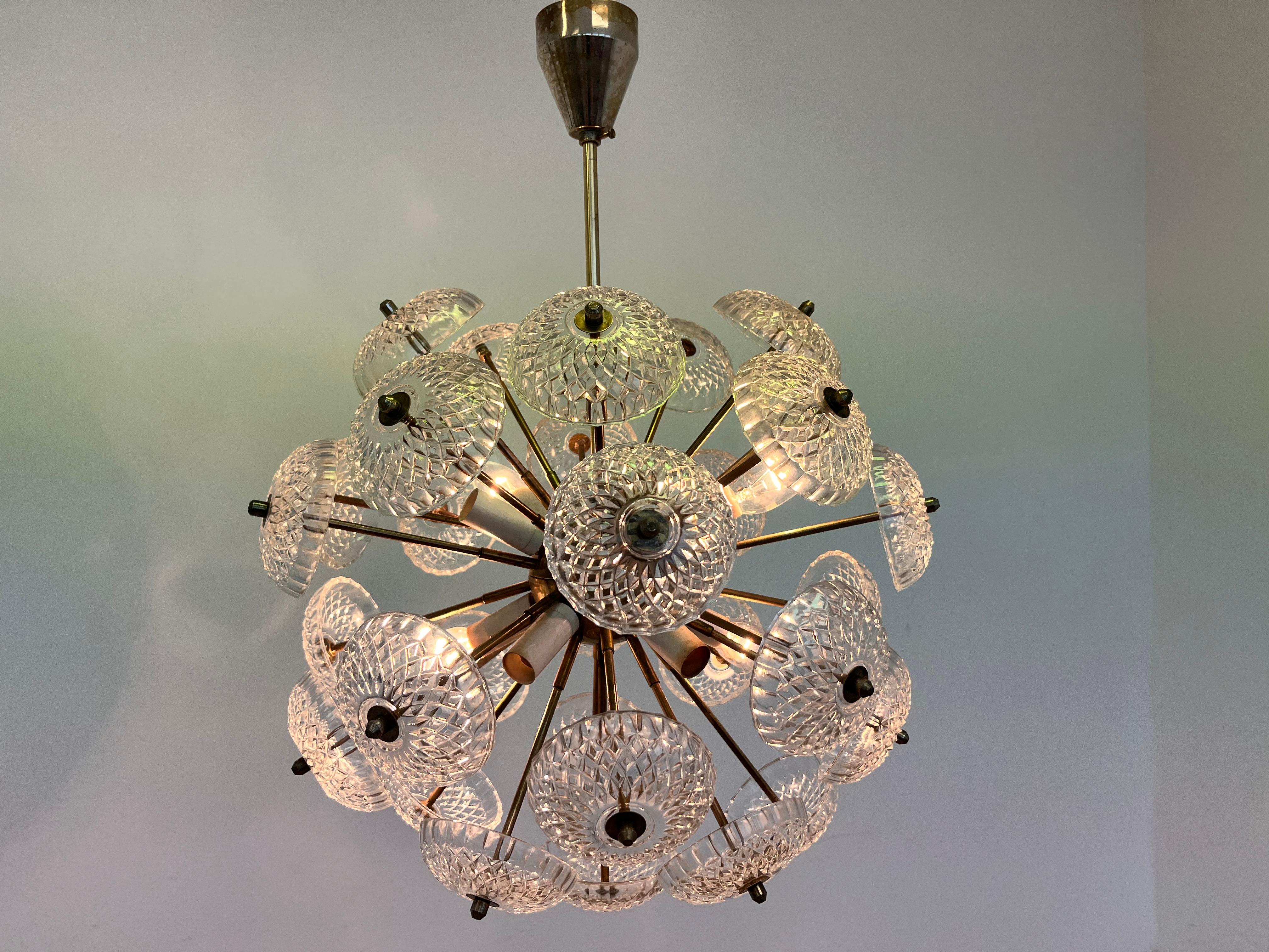 - buono stato originale senza
- Cecoslovacchia, 1960
- 10x40W, prese E14 con adattatore E12
- Compatibile con il cablaggio degli Stati Uniti.
- l'altezza può essere ridotta
- jr
 