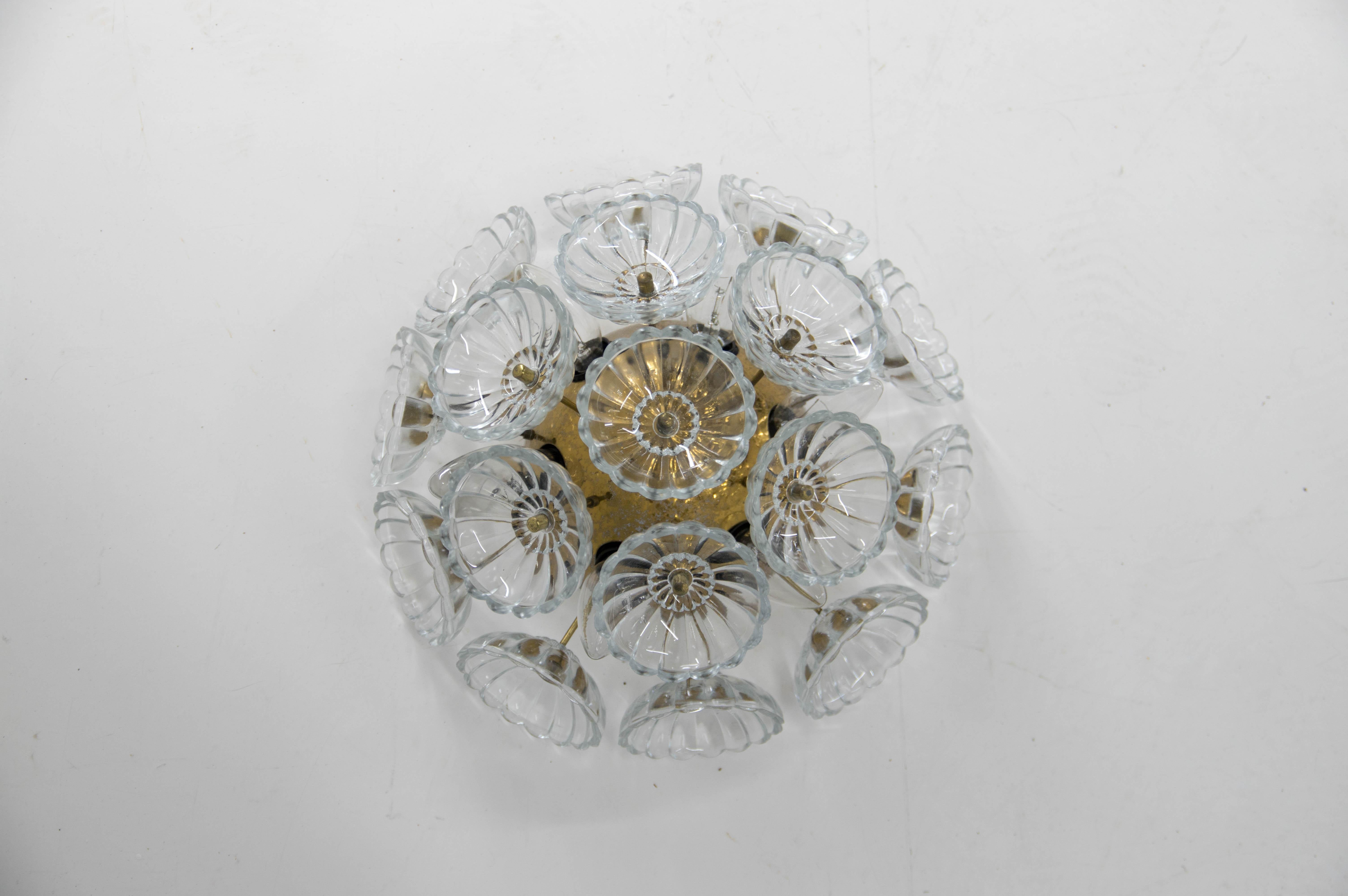 Elegant dandelion wall light or flush mount ceiling light. Lamp has seventeen glass flowers on a brass-plated metal frame. Manufactured by VEB, Germany in the 1960s. Labeled.
Glass in perfect condition.
Brass with age patina
6x40W, E12-E14