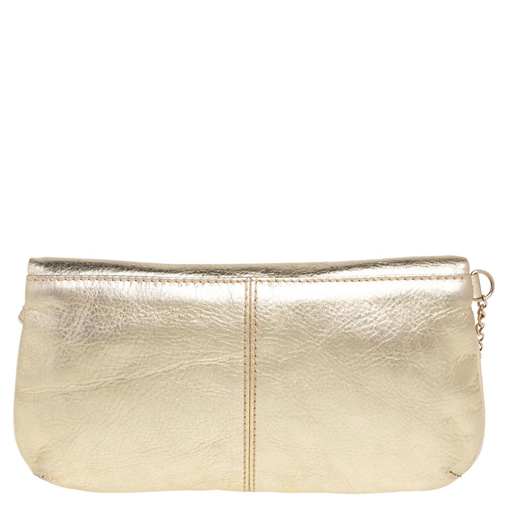 Ensure a fashionable finish whether it is to your day look or evening one with this D&G clutch. It is made of leather and the front is adorned with a padlock. The clutch has a fabric-lined interior housing a zip pocket.

