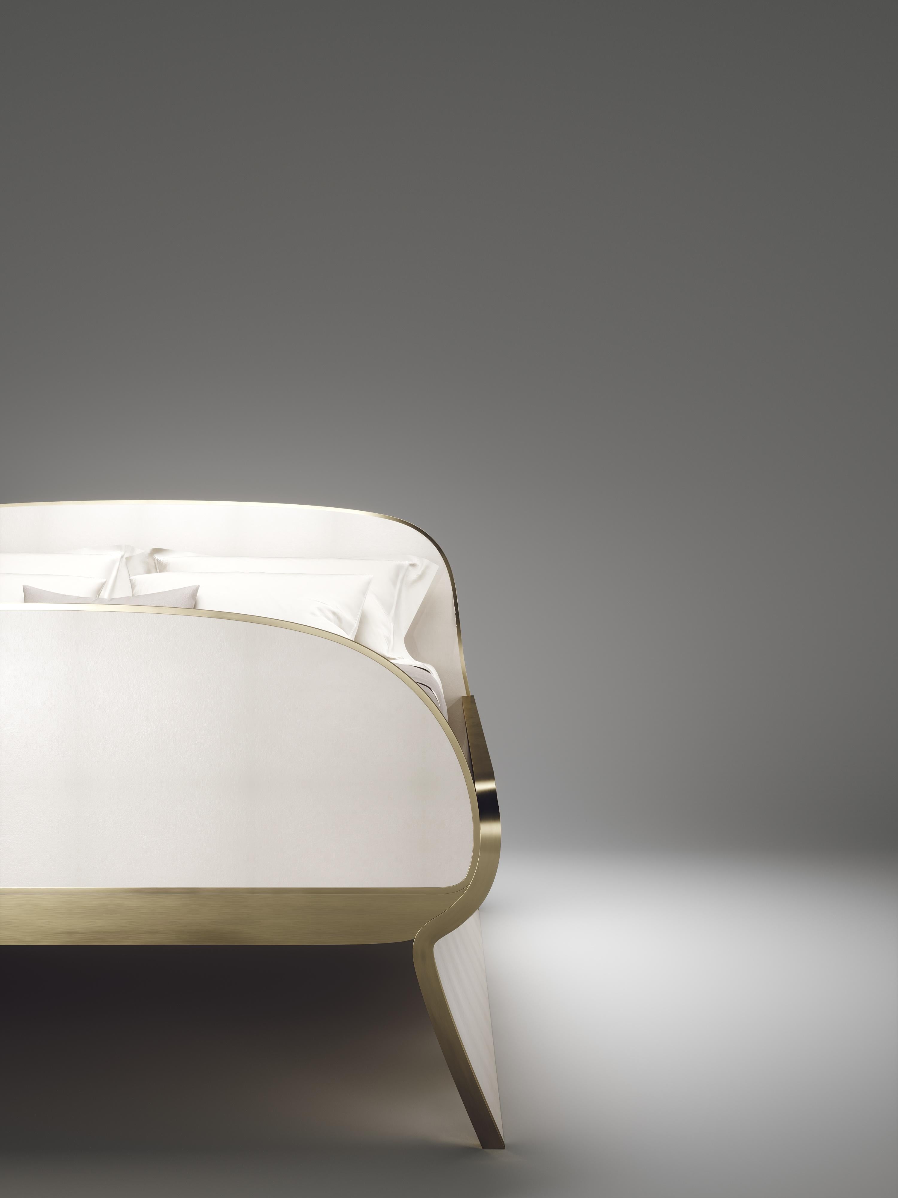 Das Dandy-Bett mit Intarsien aus cremefarbenem Pergament und Bronze-Patina-Messing ist ein einzigartiges Stück. Dieses moderne und elegante Design ist ein subtiles und skulpturales Statement für jedes Schlafzimmer. Dieses Design ist in anderen