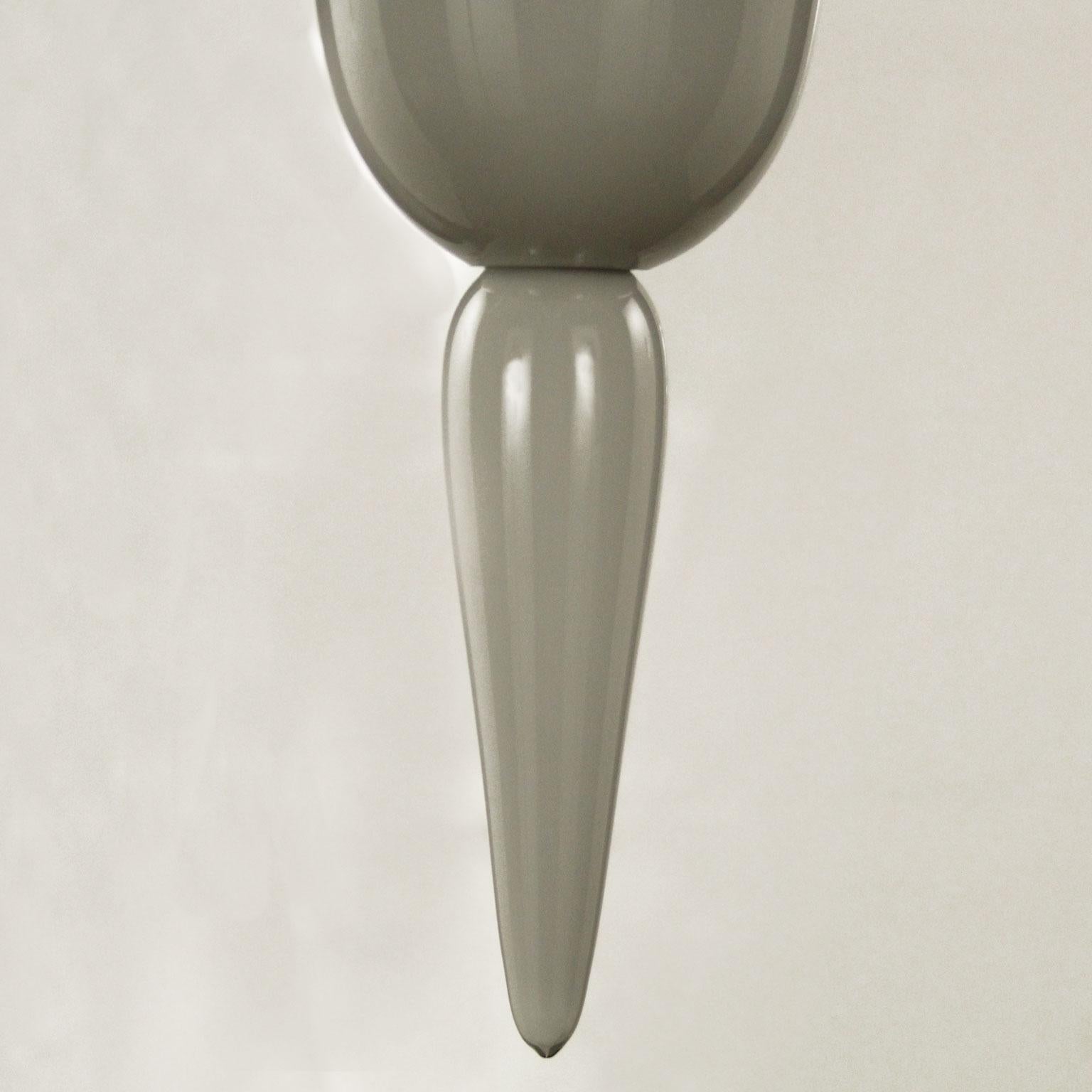 Lustre dandy. 5 lumières. Verre de Murano gris opaque. Abat-jour blancs. Par Multiforme. 

Dandy est une collection de luminaires réalisée en verre de Murano encastré et terminée par des abat-jour simples. Les lustres en verre Dandy s'inspirent de