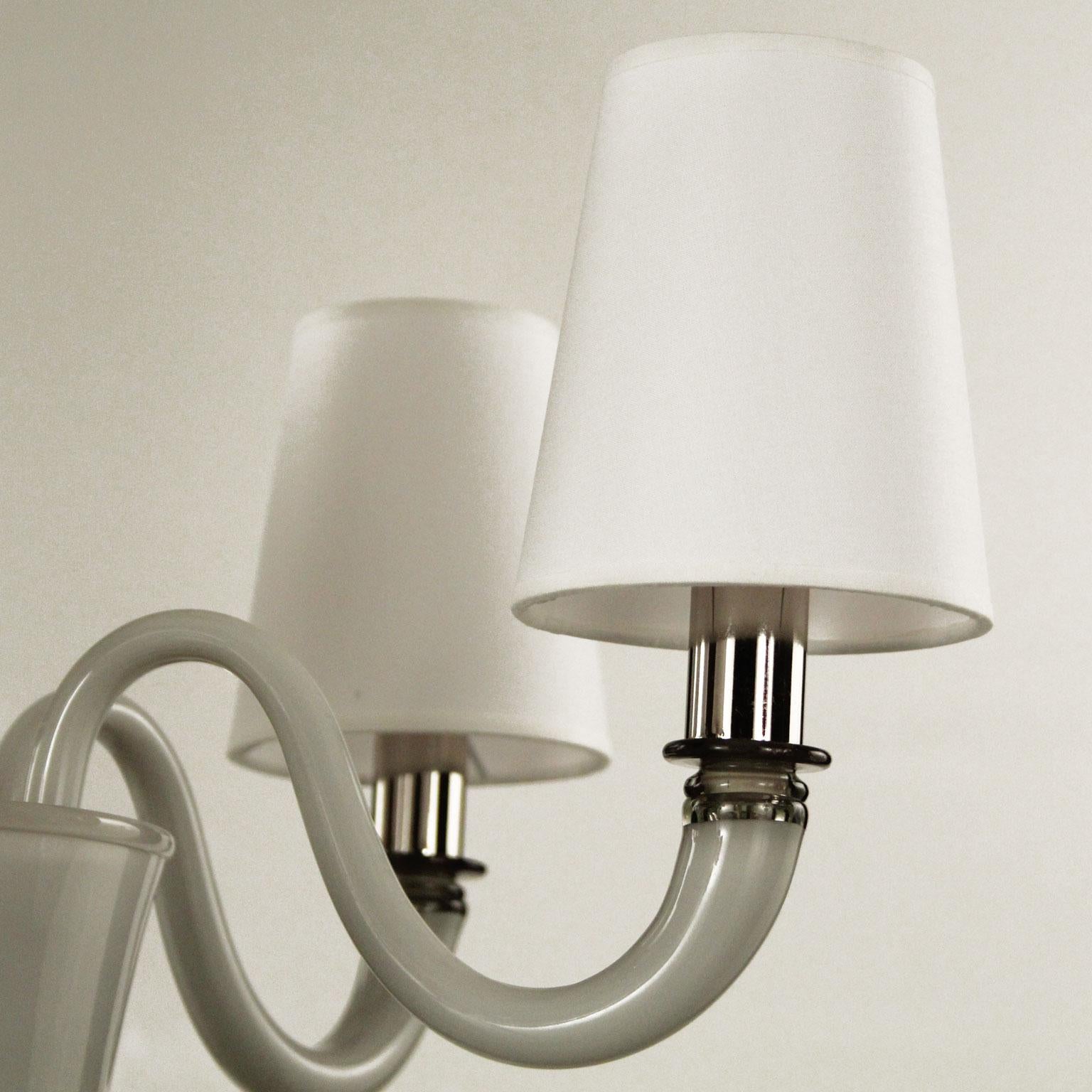 Autre Lustre du 21e siècle à 5 bras en verre de Murano opaque gris, abat-jours par Multiforme en vente
