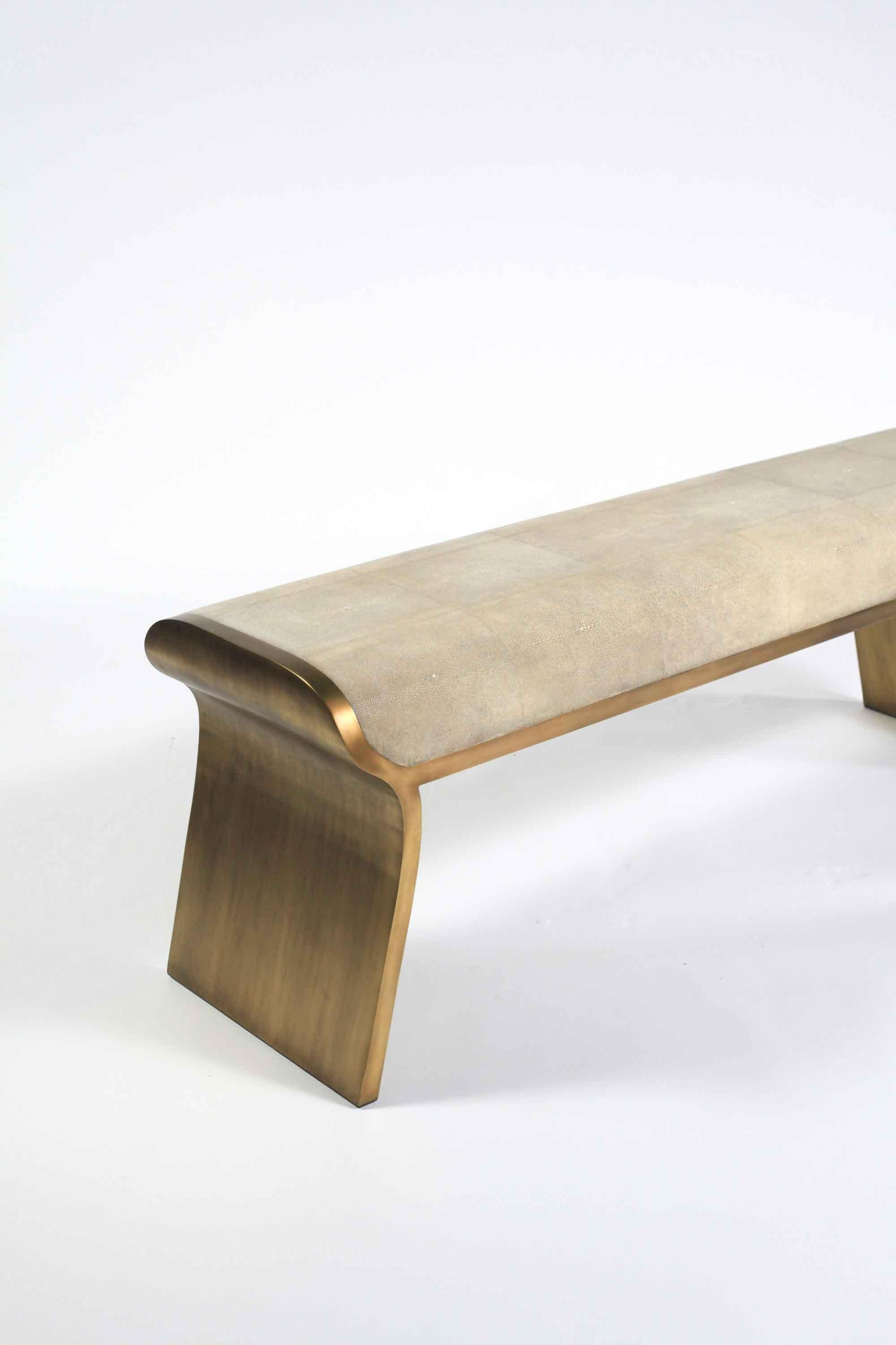 Dandy Day Bench aus cremefarbenem Chagrinleder und Bronze-Patina-Messing von Kifu Paris (Art déco) im Angebot