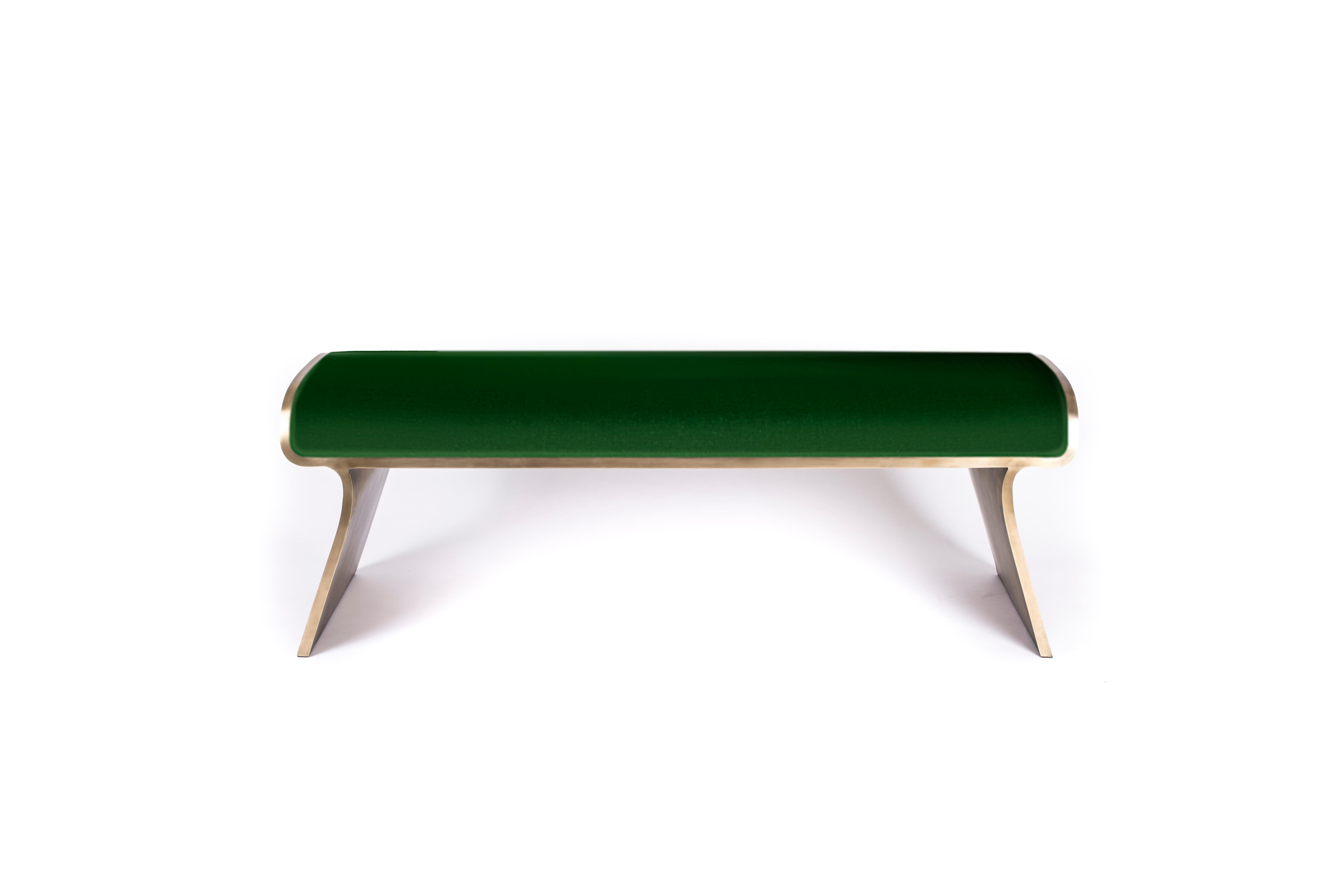 The Dandy day bench is the ultimate luxury seating. The seating area is upholstered in a lustrous green velvet and the frame and sides of the bench are completely inlaid in bronze-patina brass. A version upholstered in horsehair, an inlaid seat
