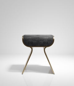 Taburete Dandy de piel de zapa negra y latón patinado de Kifu, París