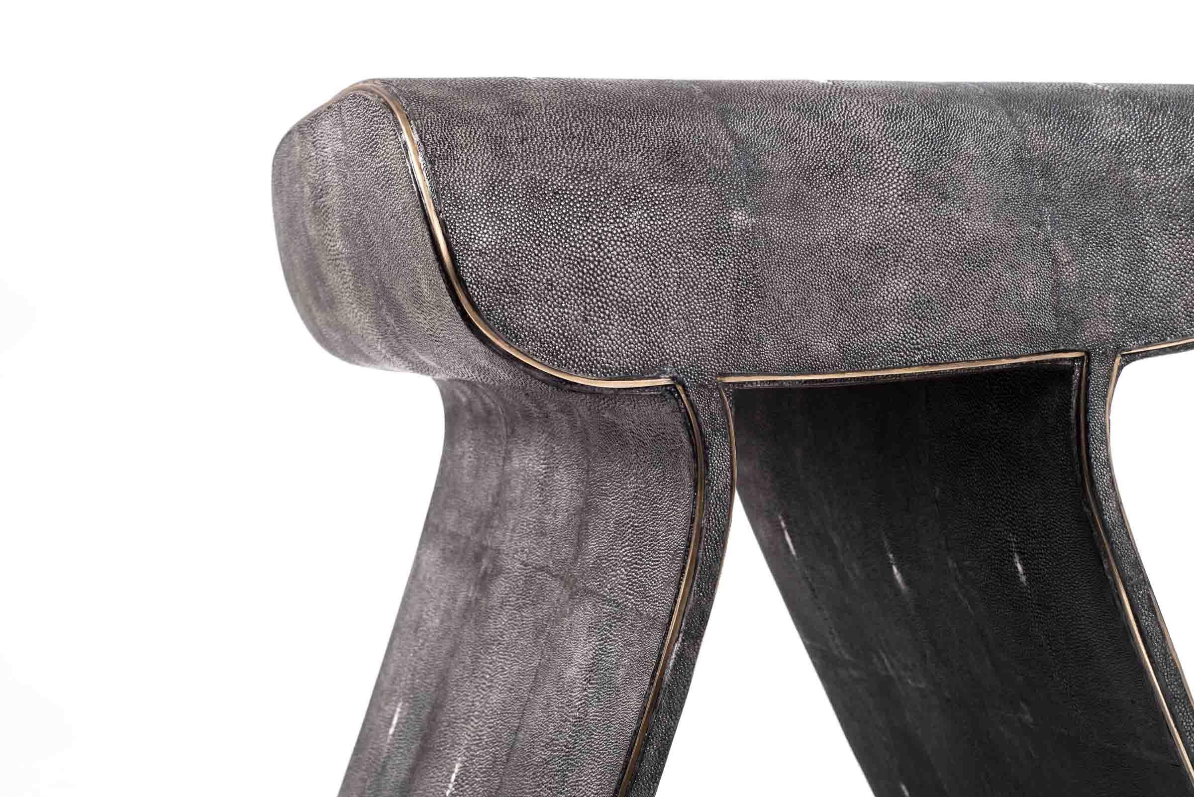 Zigrino di pastinaca Sgabello Dandy in zigrino crema con dettagli in ottone patinato bronzo di Kifu, Parigi in vendita
