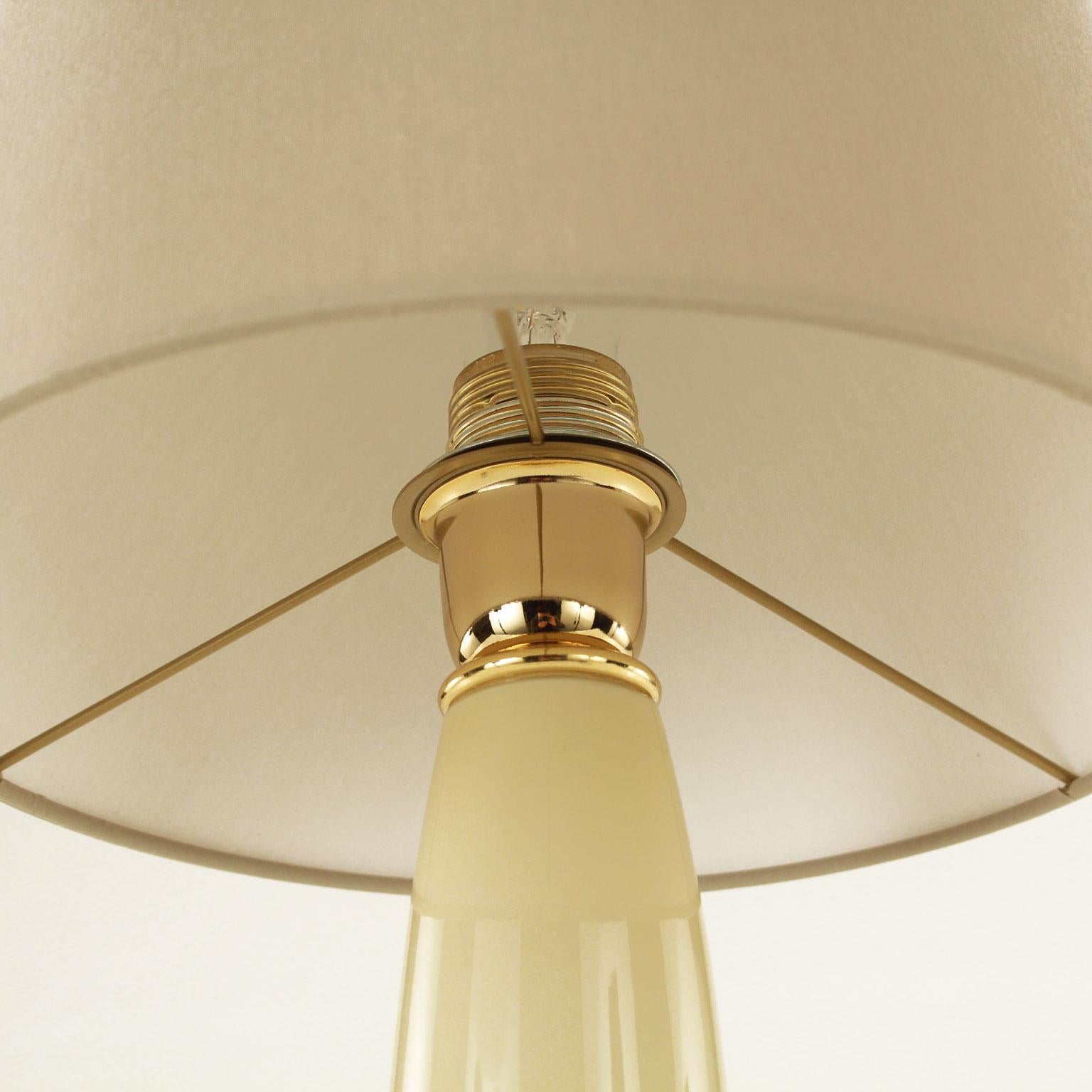Italiano Lampada da tavolo del XXI secolo Paralume in vetro di Murano incamiciato d'ambra di Multiforme in vendita