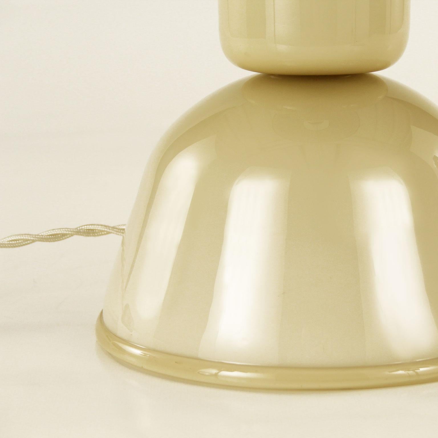 XXI secolo e contemporaneo Lampada da tavolo del XXI secolo Paralume in vetro di Murano incamiciato d'ambra di Multiforme in vendita
