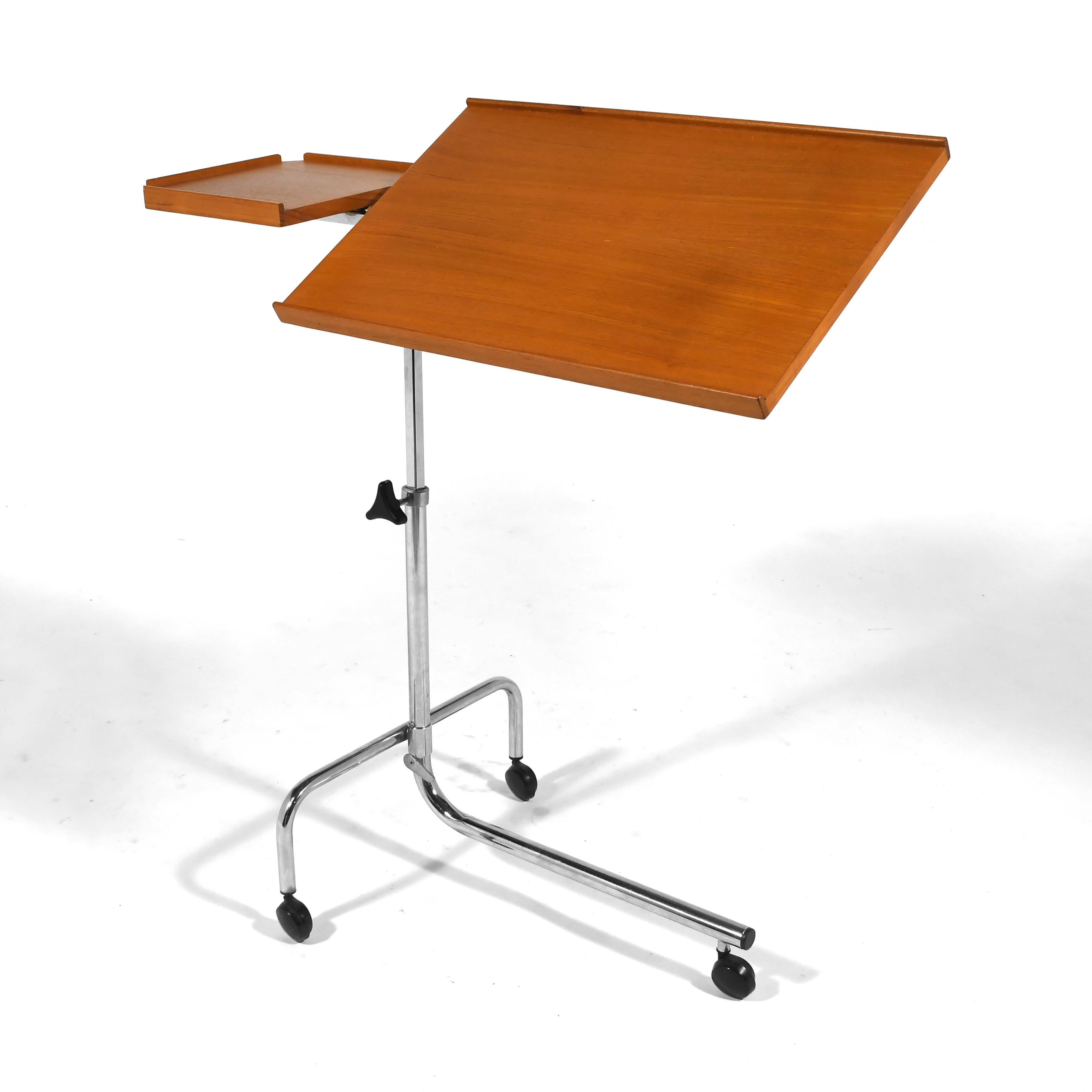 Danecastle Teakholz „Scooter“ Verstellbarer Tabletttisch (Stahl) im Angebot