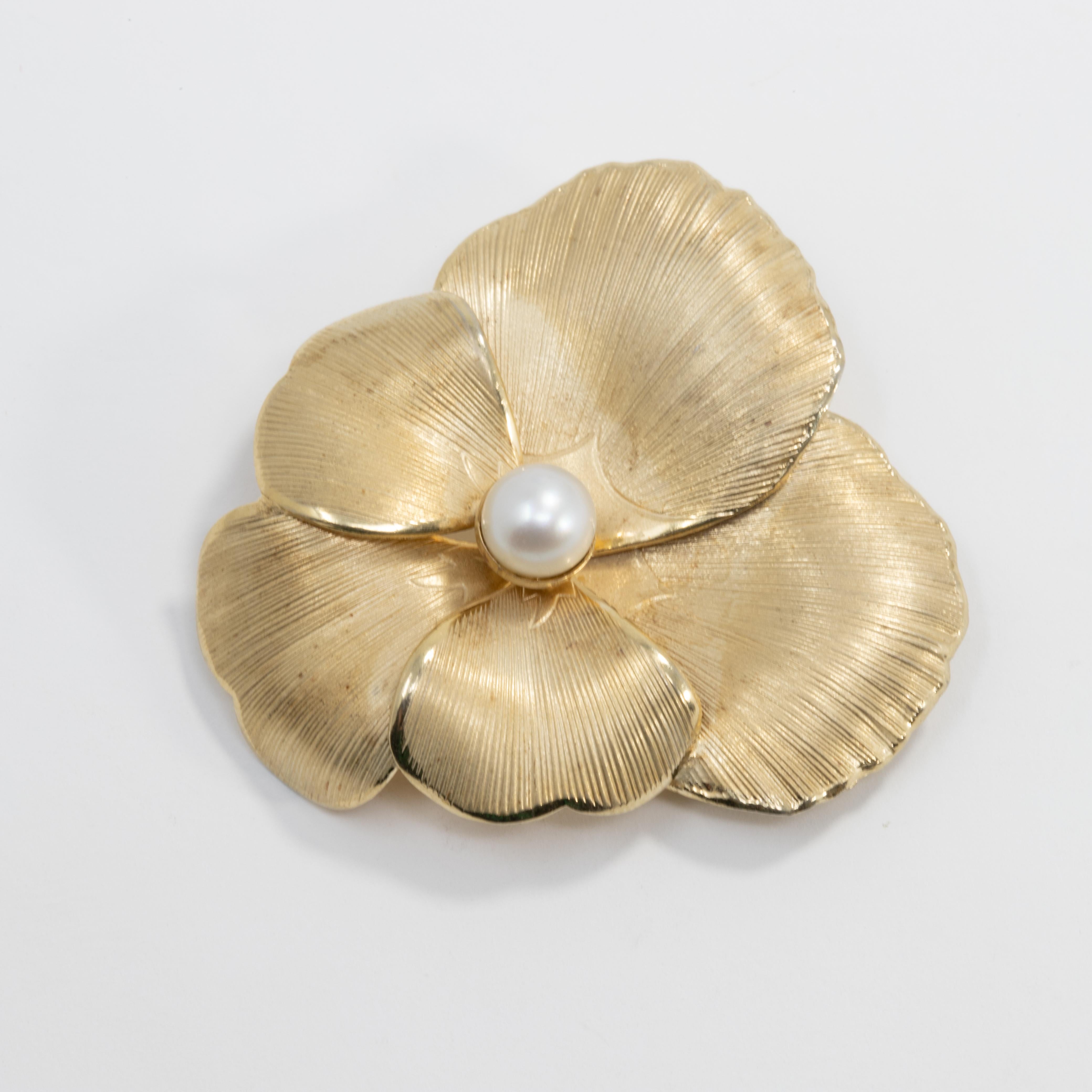 An exquisite pin from Danecraft. This brooch features a flower composed of five textured gold petals and a centerpiece cultured pearl. A classy accessory with a beautiful glow!

Hallmarks: Danecraft, R, 1/20-12K-G.F.