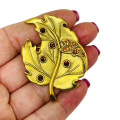 Spilla firmata DANECRAFT con strass in tonalità oro e foglia di design