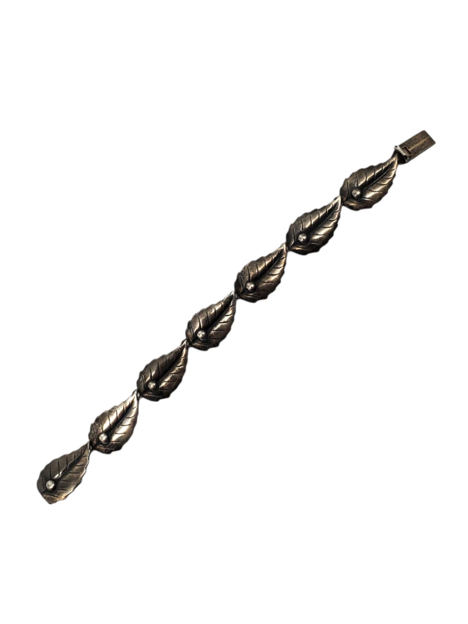 Danecraft Sterling Silver Carved Leaf Link Bracelet -

This elegant bracelet by Danecraft features a carved leaf design intricately set in classic sterling silver.

Size: 6 in.

Stamped: Danecraft Sterling Denmark

Weigh: 12.1 dwt / 18.9 gr.

Very