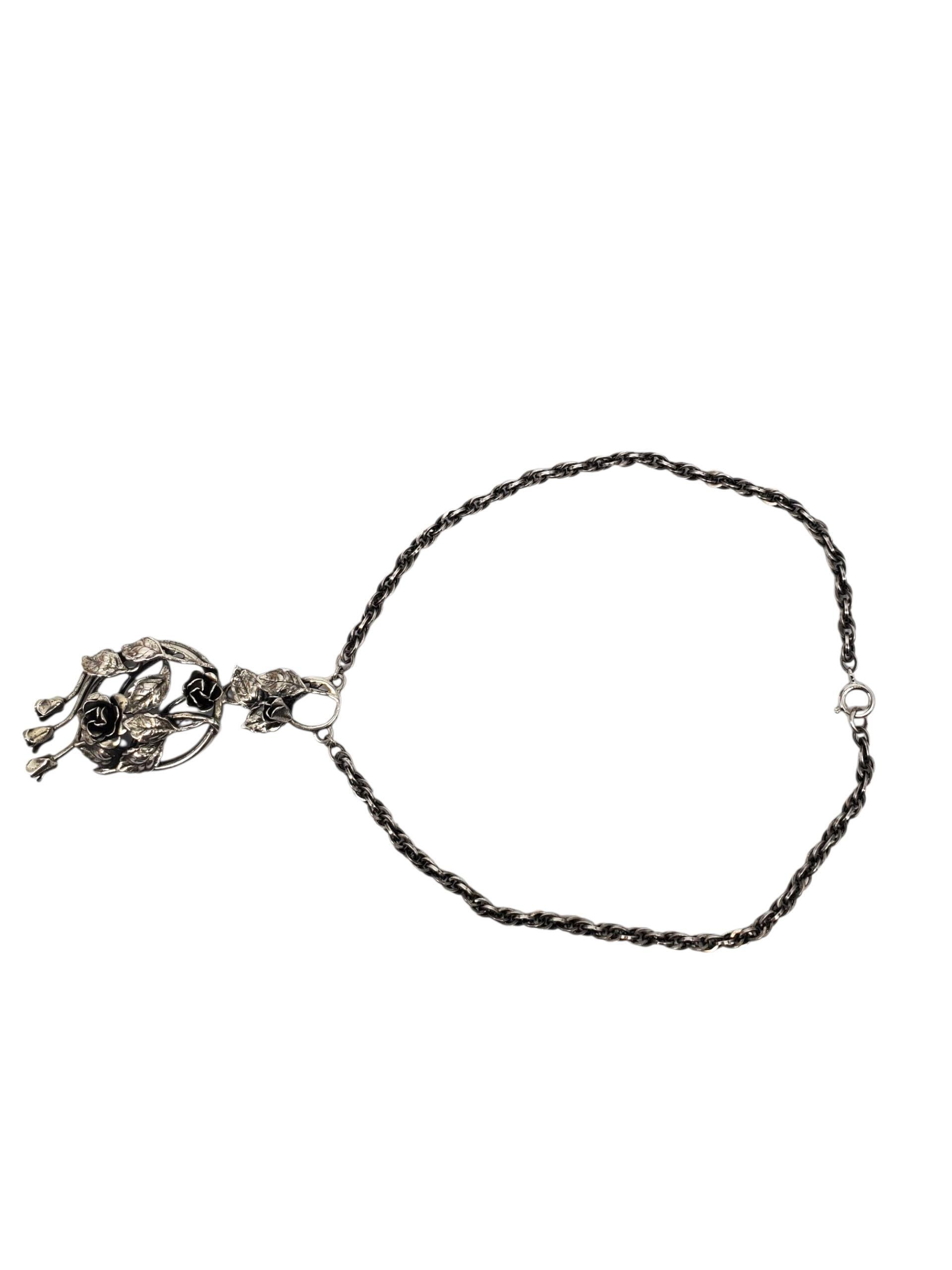 Danecraft - Collana con ciondolo a forma di rosa floreale in argento sterling

Questa collana vintage con ciondolo in argento sterling Danecraft presenta un bellissimo disegno floreale a forma di rosa con tralci e foglie su una catena di corda