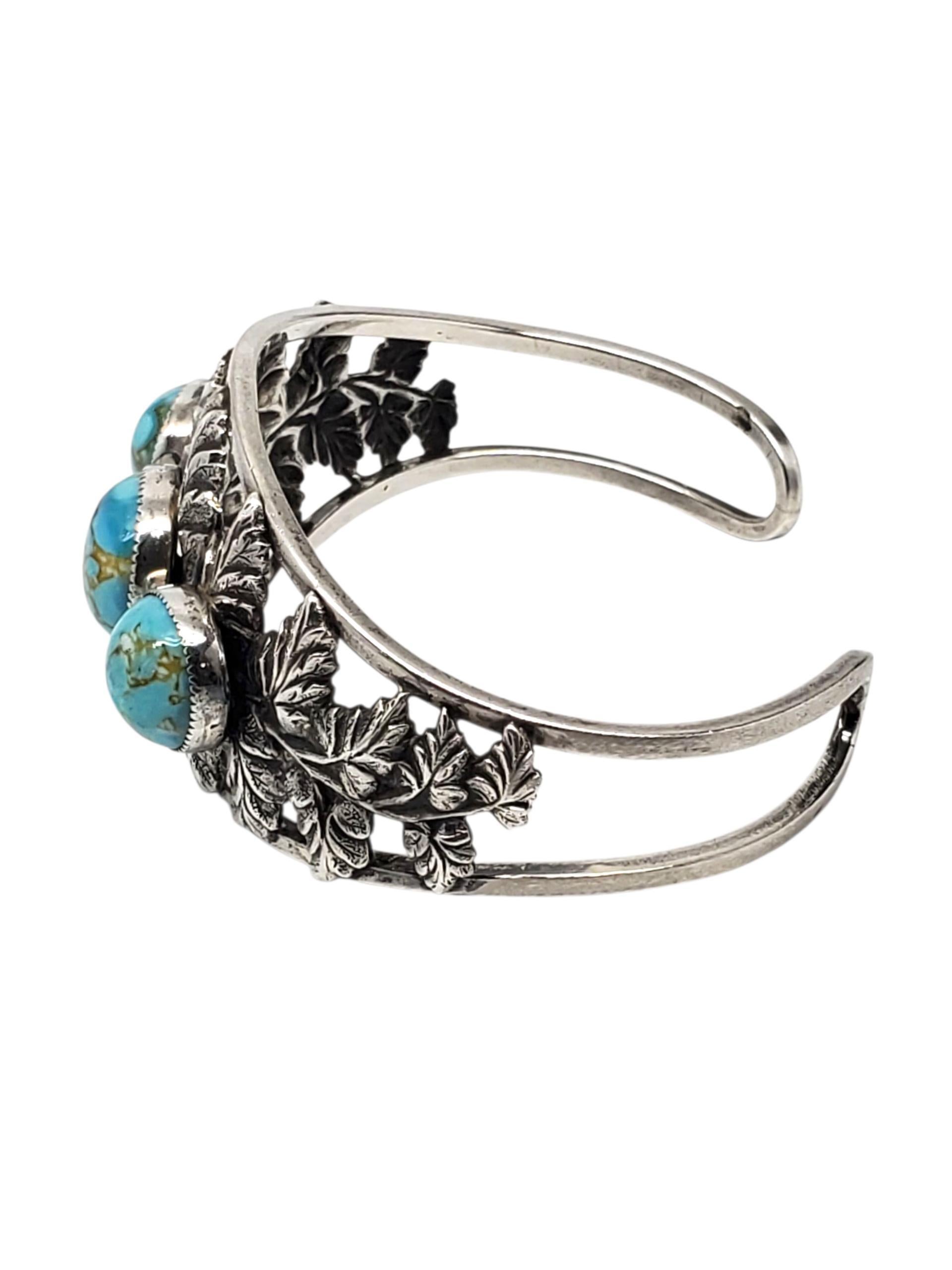 Danecraft Bracciale in argento sterling con fiori di turchese -

Questo bellissimo bracciale vintage in argento Danecraft presenta 3 pietre turchesi rotonde incastonate in un disegno floreale e di foglie.

Misura: 6 1/4
