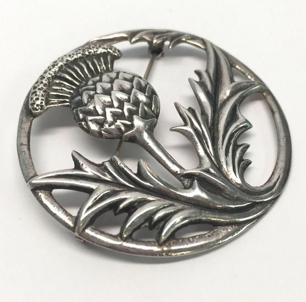 Danecraft sterling silver large Scottish thistle circle pin/brooch.

Marked: DANECRAFT REG. U.S. PAT. OFF. STERLING.

Weight: 13.1dwt, 20.3g.

Measures approx. 2 1/8